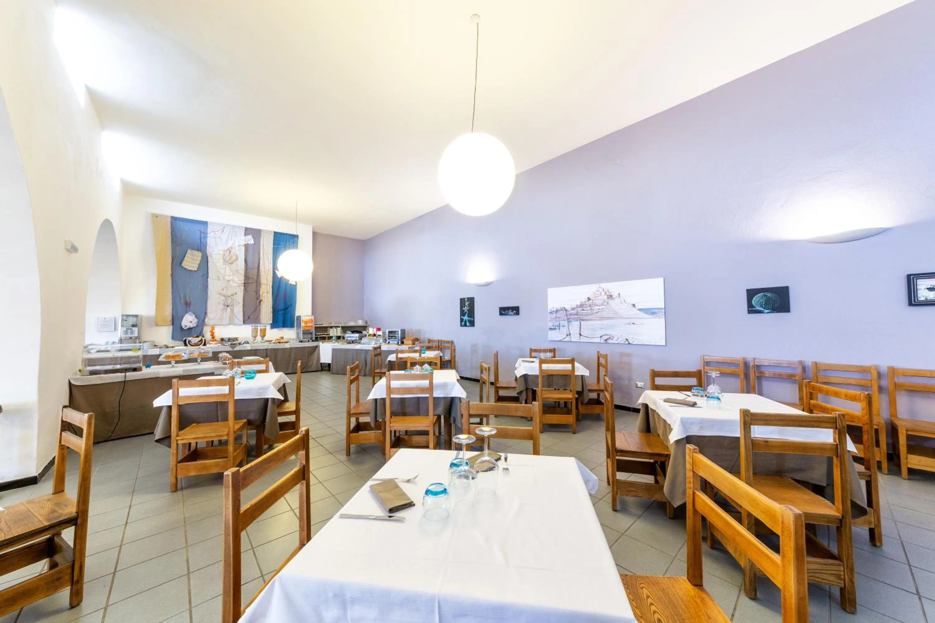 Restaurant/places to eat in Hotel Meli