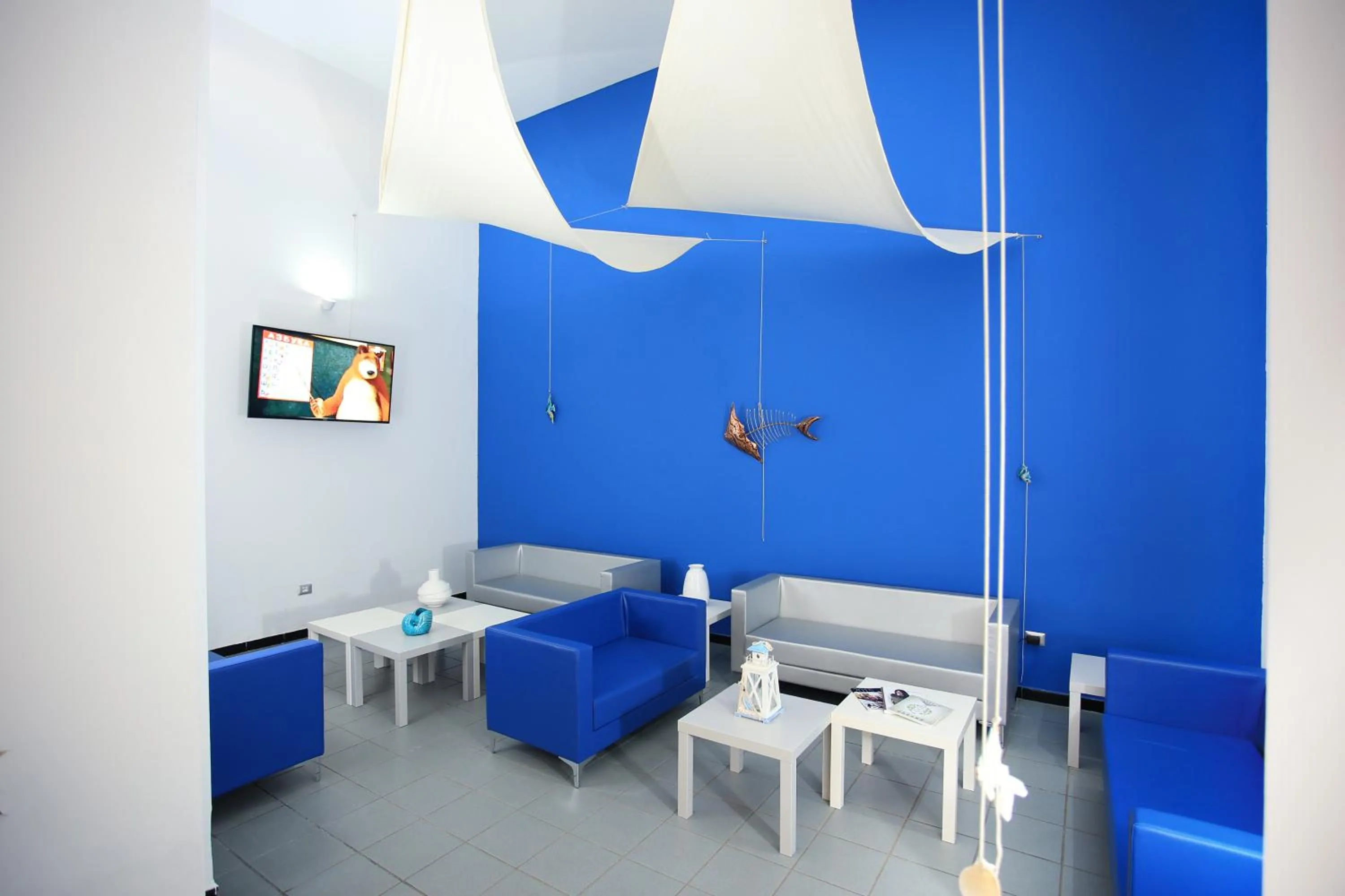 Communal lounge/ TV room in Hotel Meli