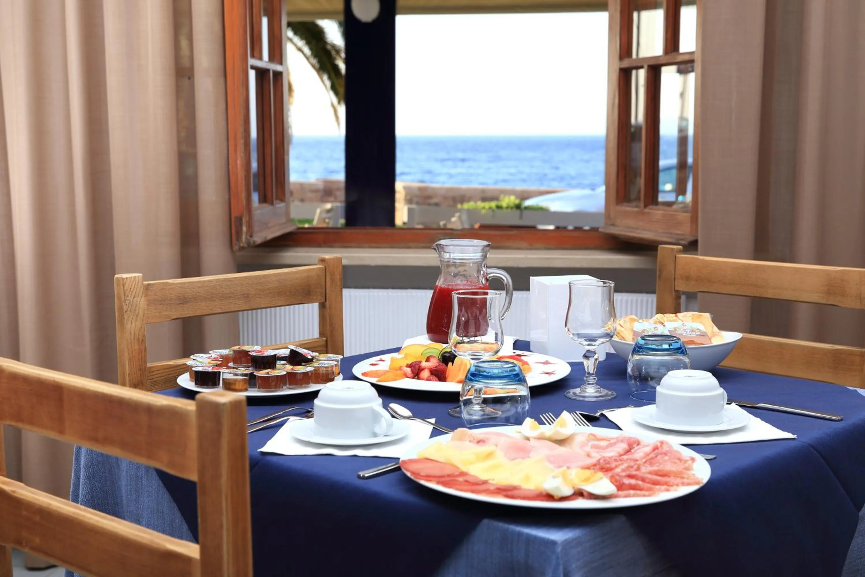 Restaurant/places to eat in Hotel Meli