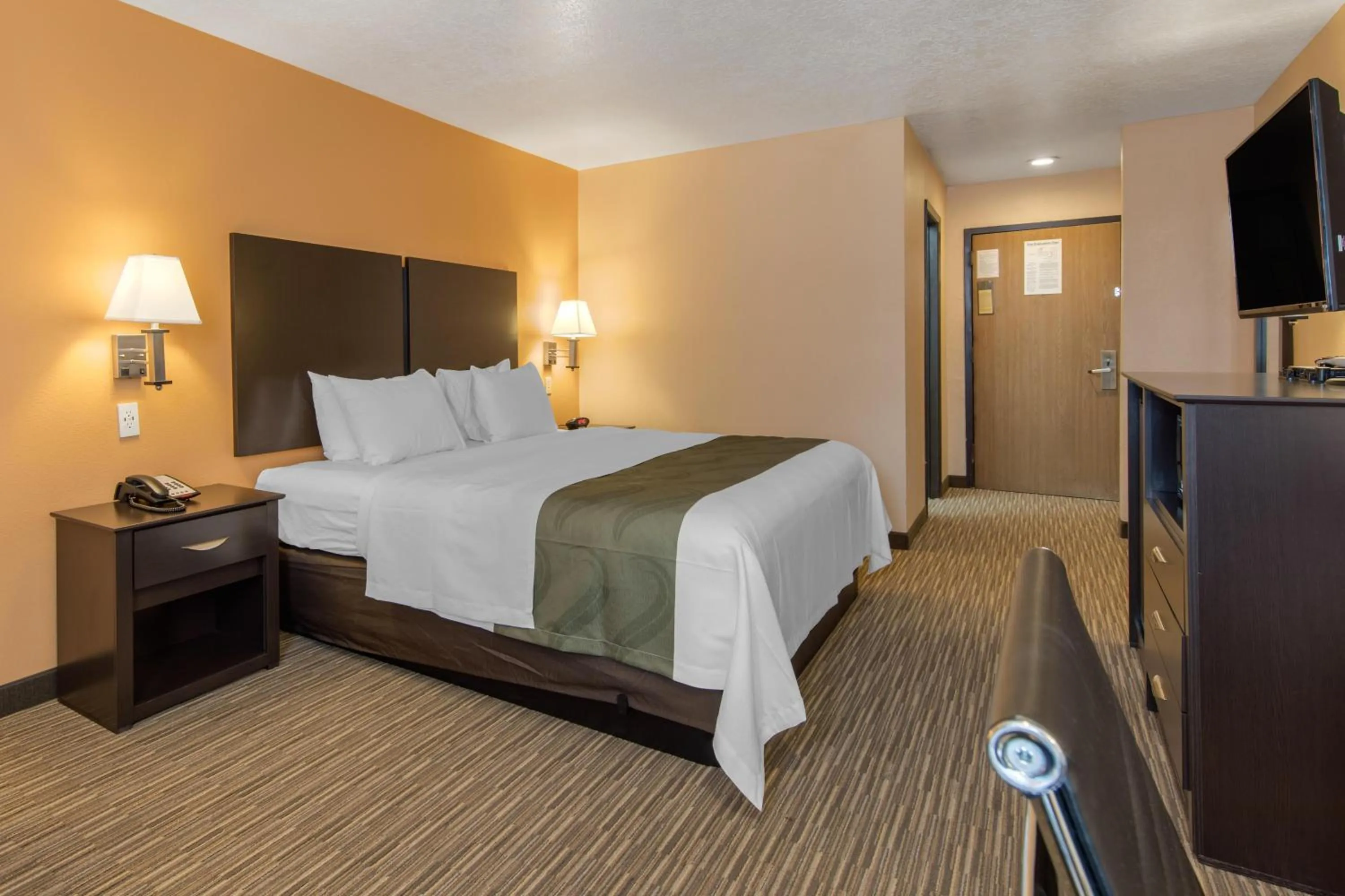 Photo of the whole room, Bed in Quality Inn & Suites Albuquerque North near Balloon Fiesta Park