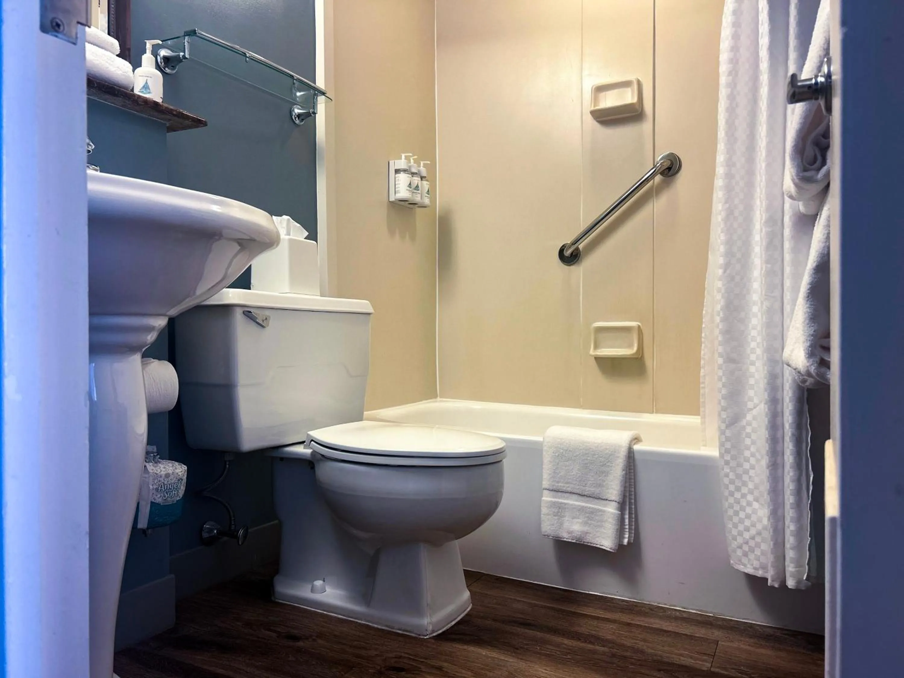 Bathroom in The Newport Harbor Hotel & Marina