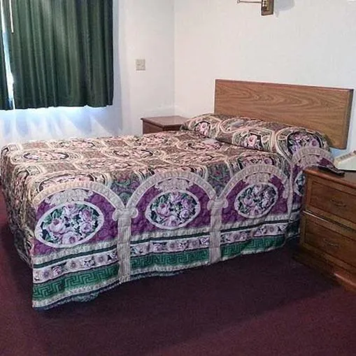 Photo of the whole room, Bed in Countryside Inn Motel Albert Lea