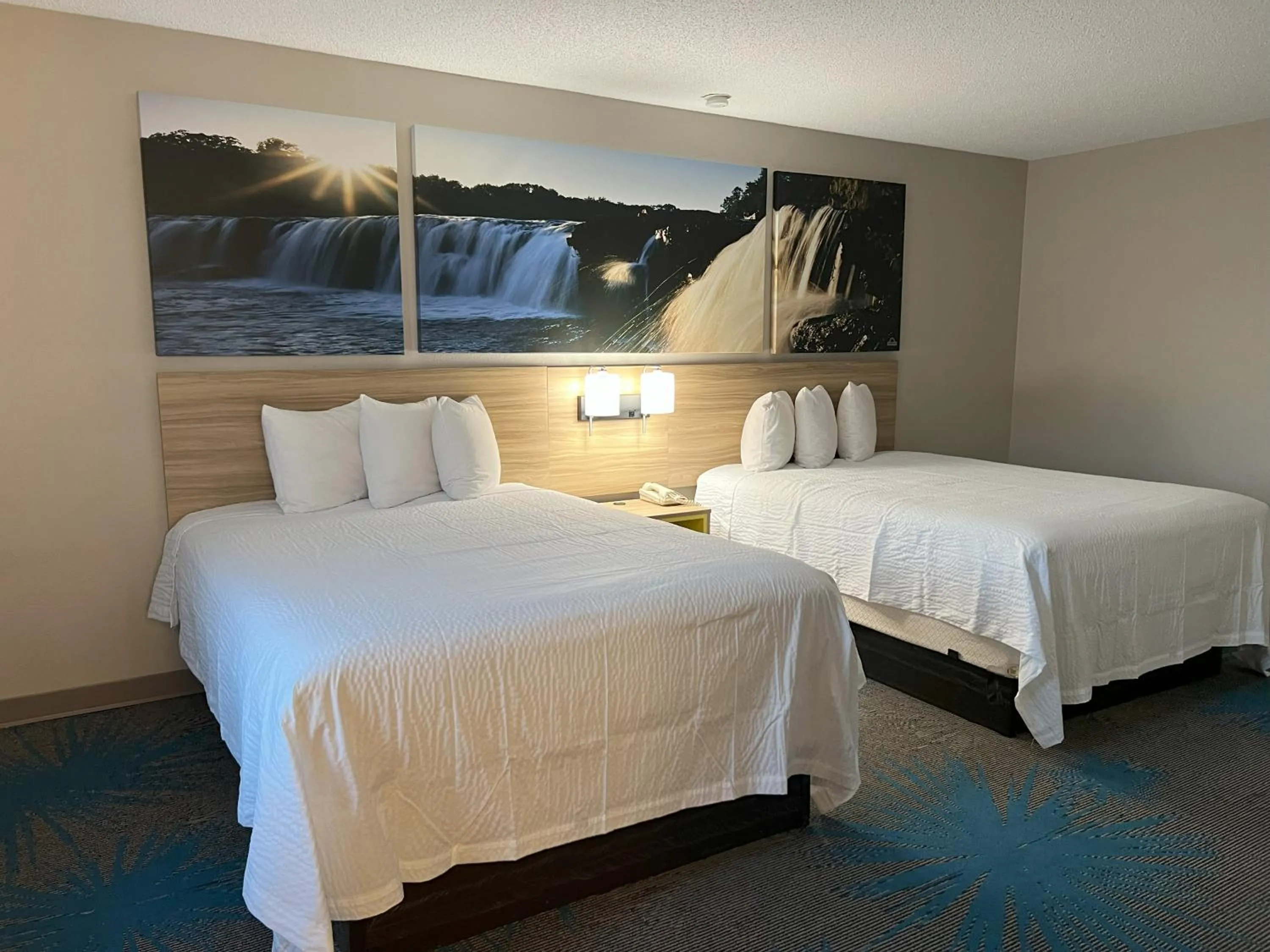 Bedroom in Days Inn by Wyndham Jamestown