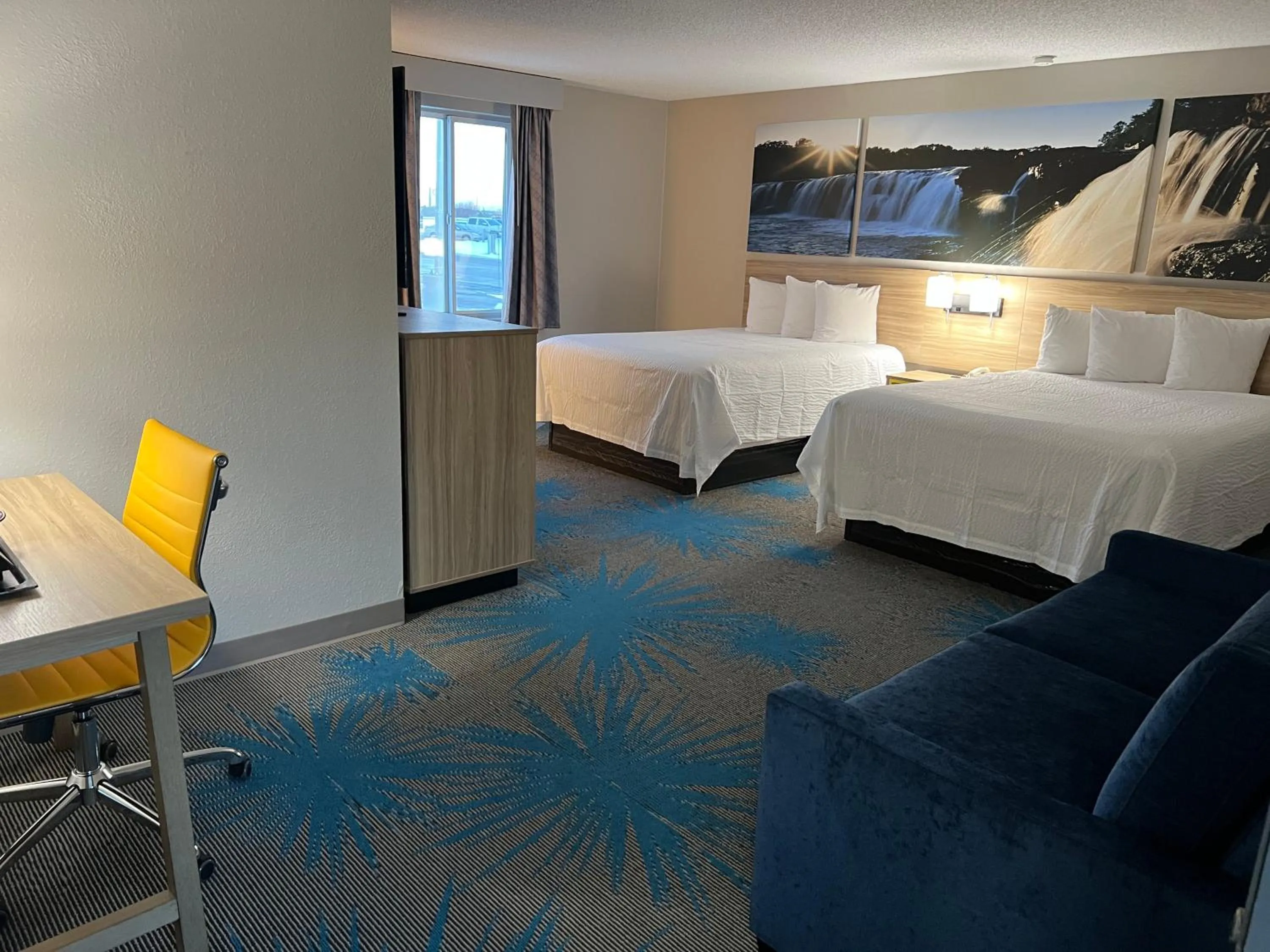 Bedroom in Days Inn by Wyndham Jamestown