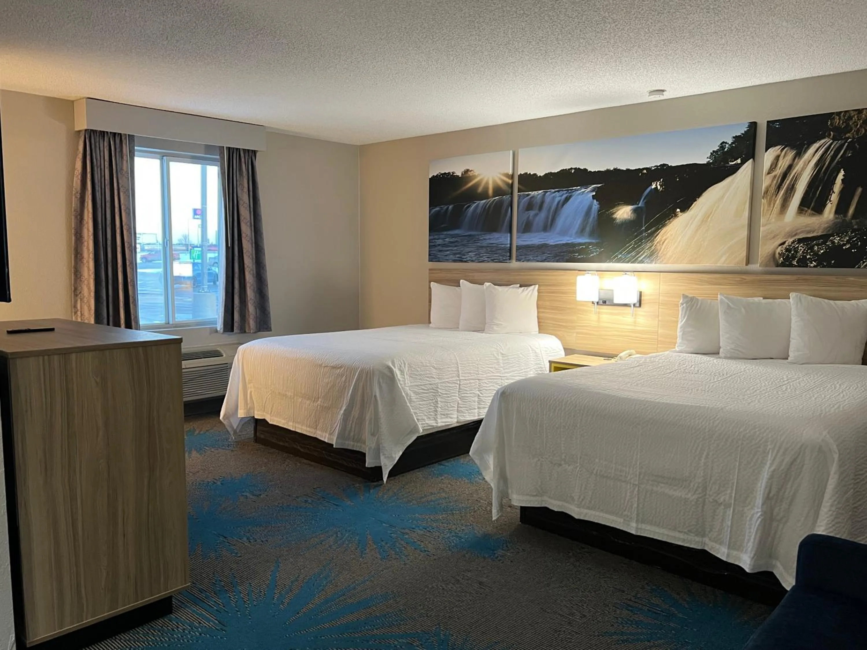 Bedroom in Days Inn by Wyndham Jamestown