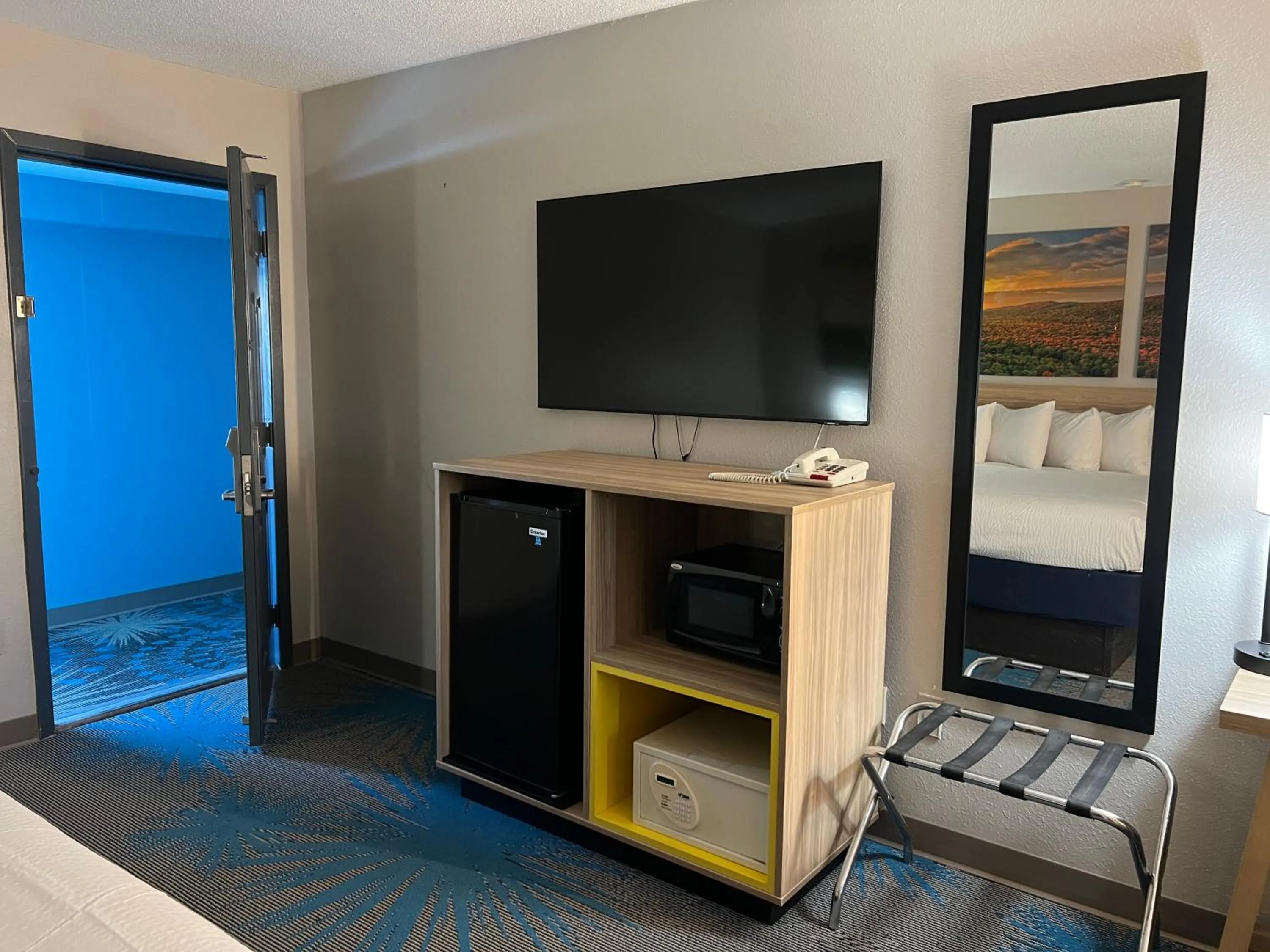 Bedroom in Days Inn by Wyndham Jamestown