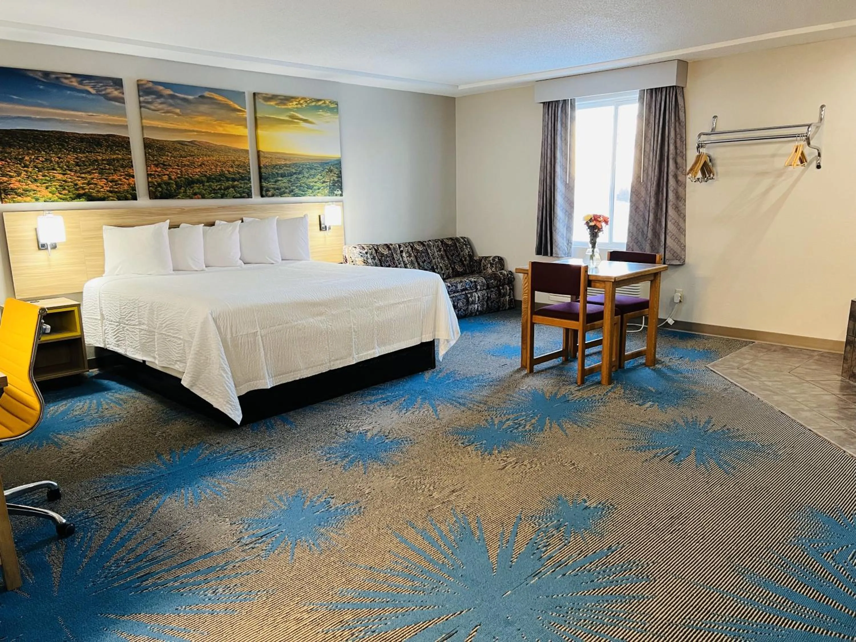 Bedroom in Days Inn by Wyndham Jamestown