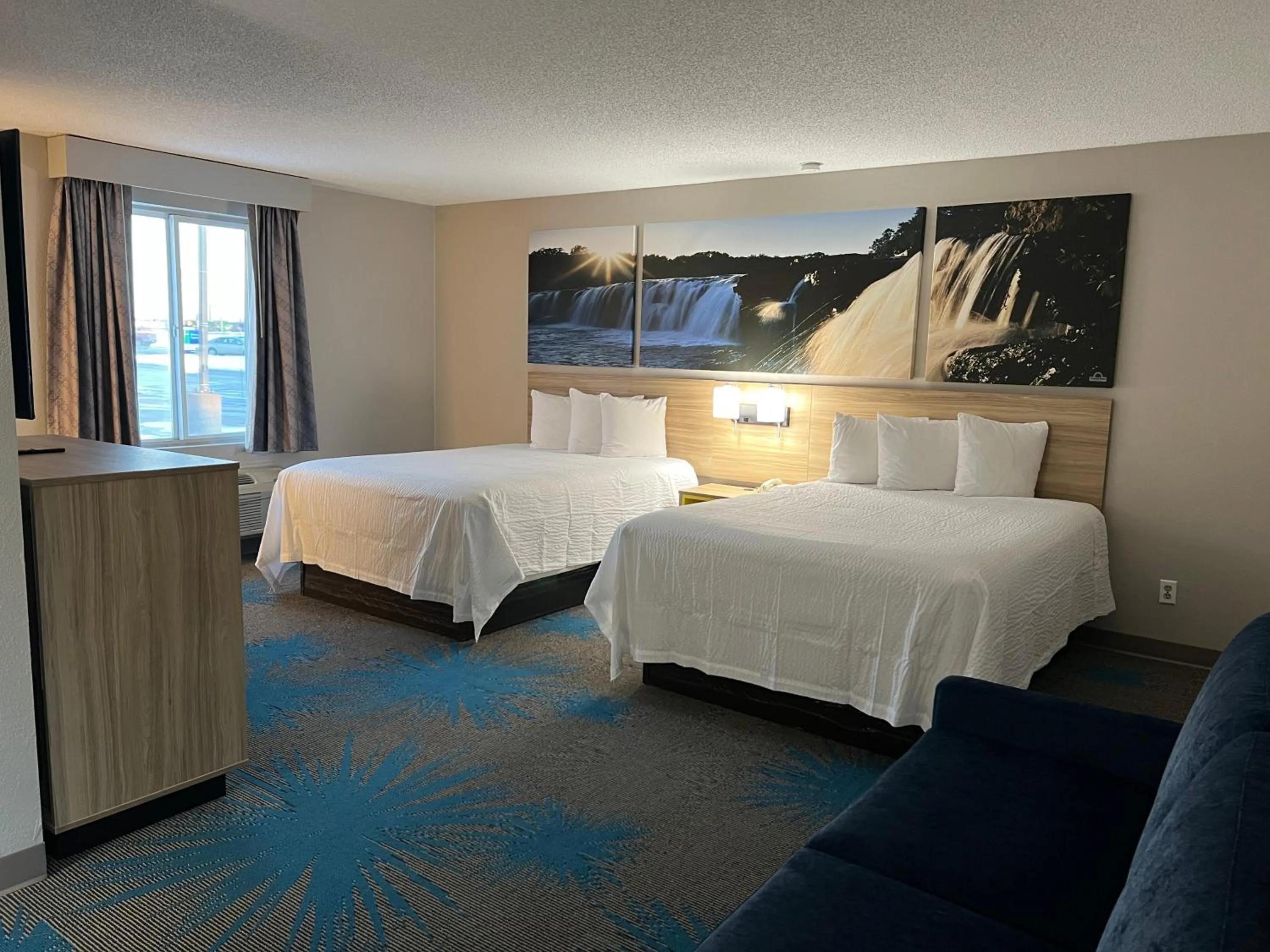 Bedroom in Days Inn by Wyndham Jamestown