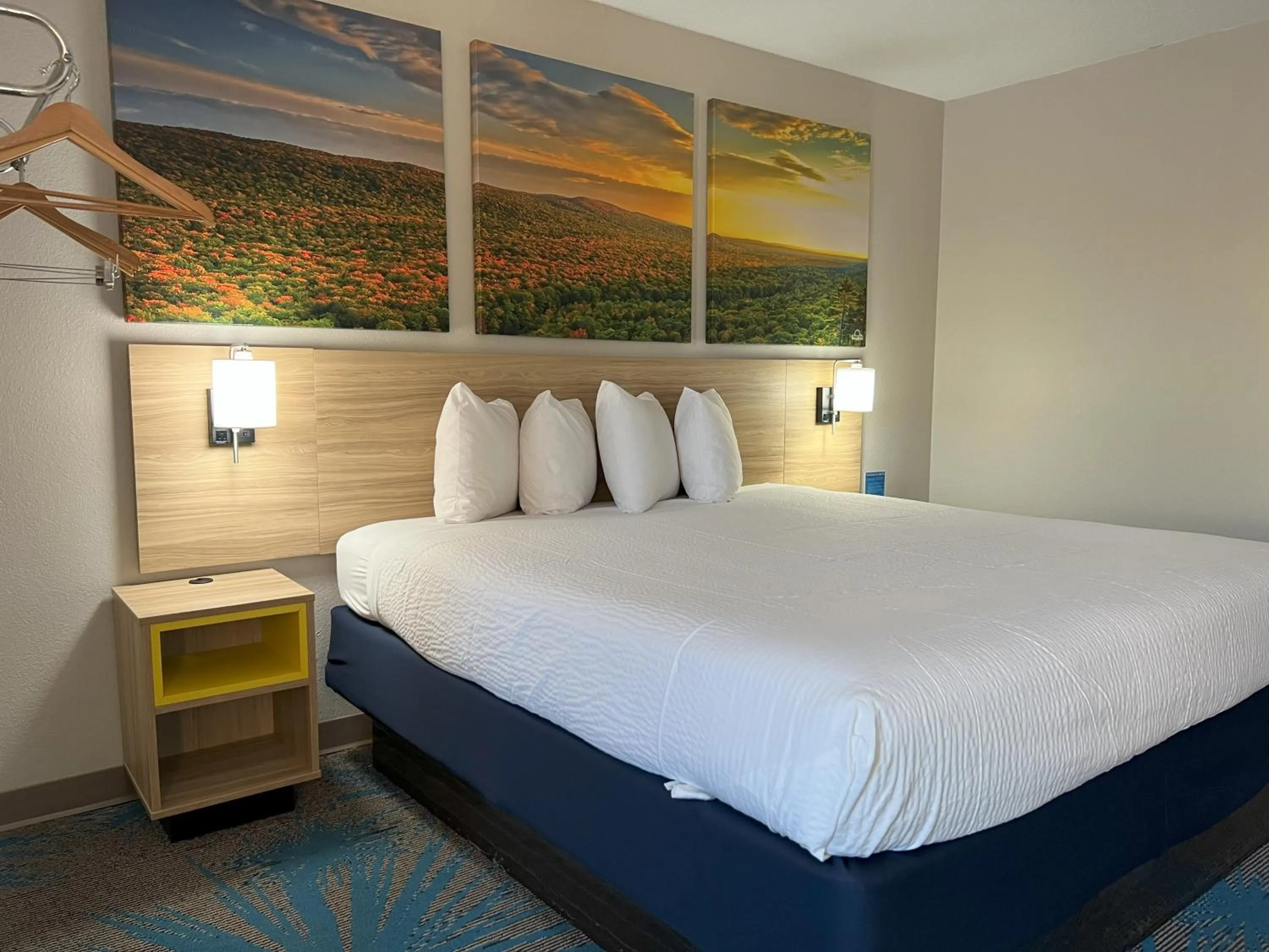 Bedroom in Days Inn by Wyndham Jamestown