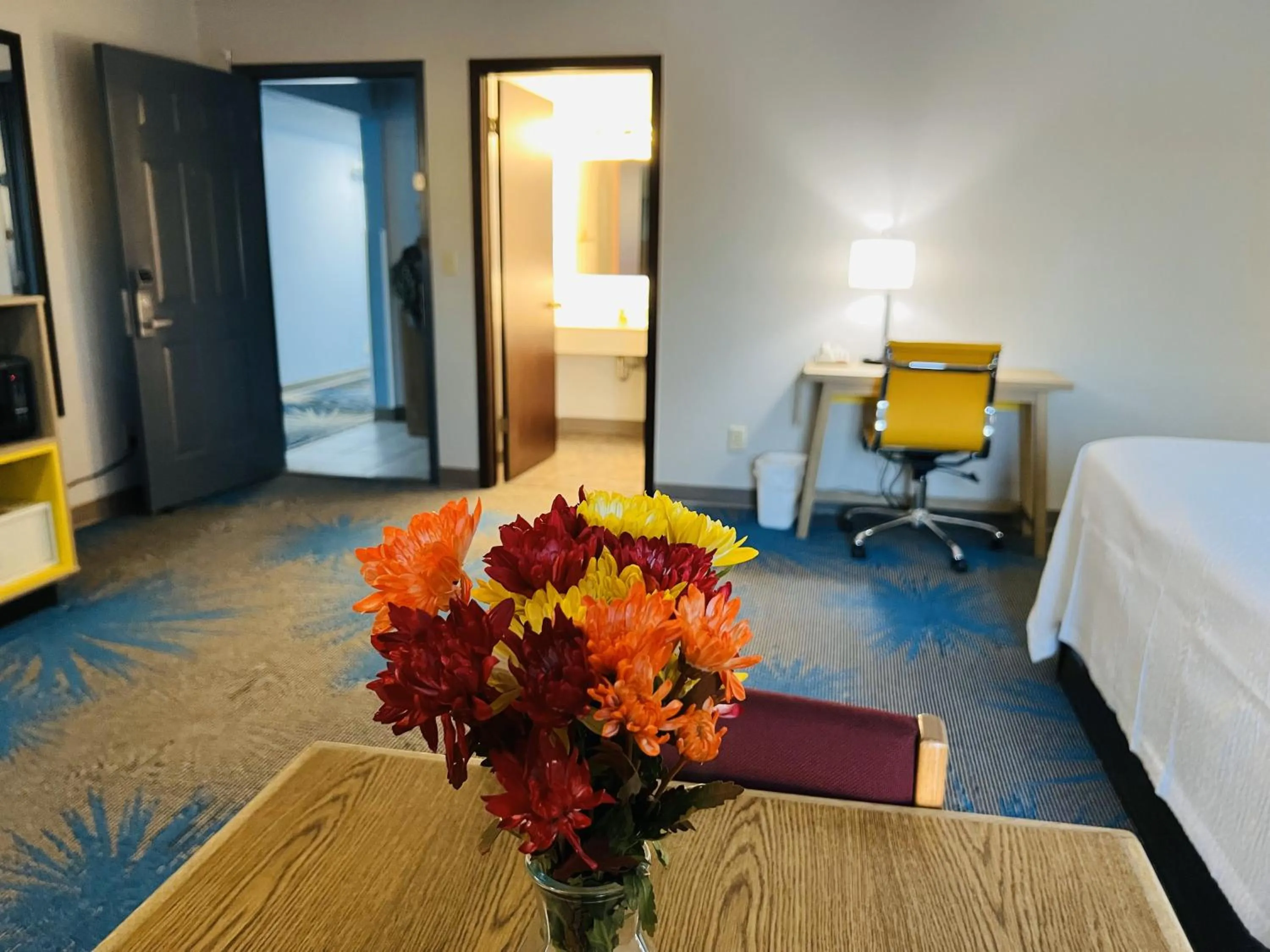 Bedroom in Days Inn by Wyndham Jamestown