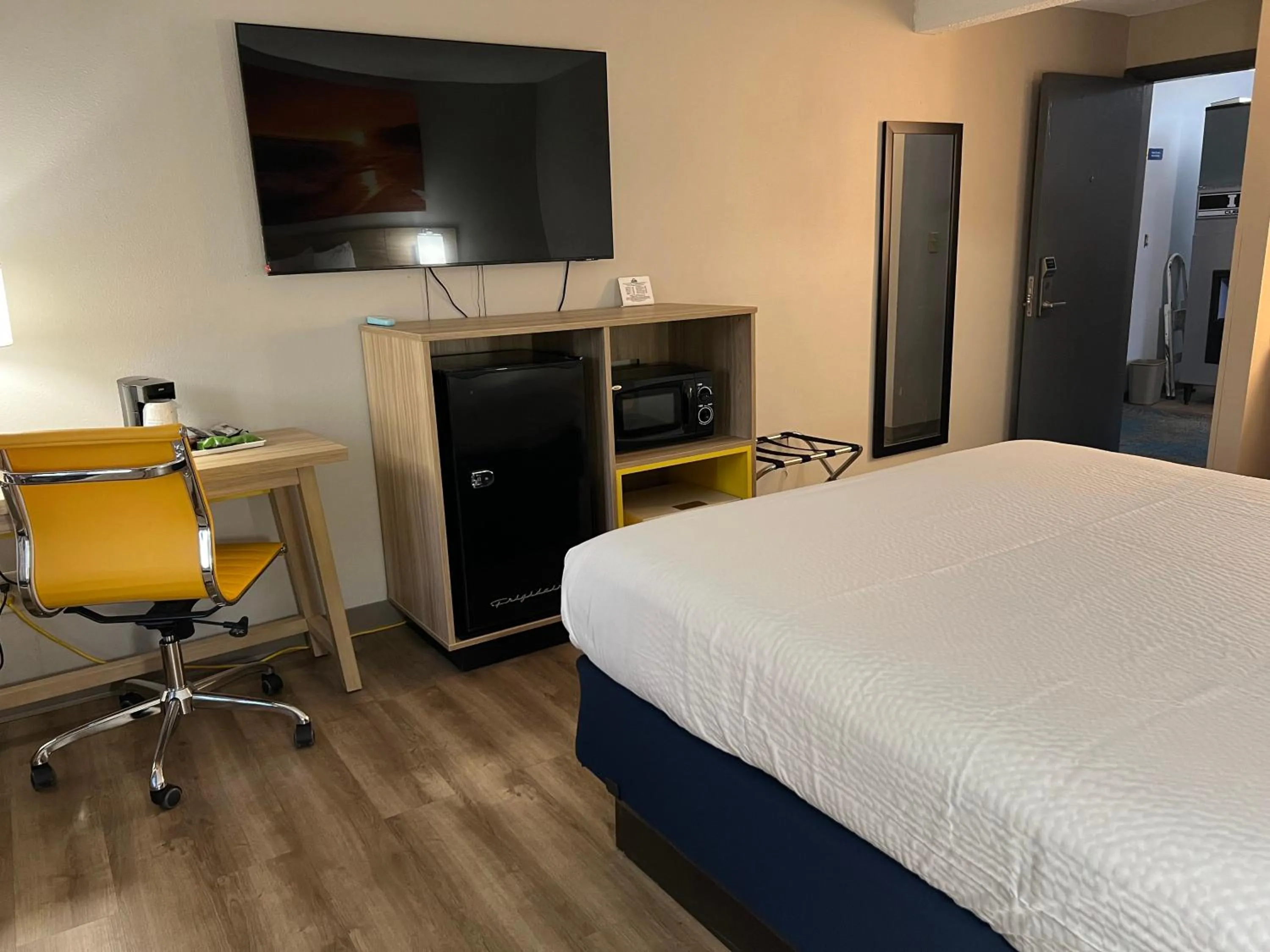 Bedroom in Days Inn by Wyndham Jamestown