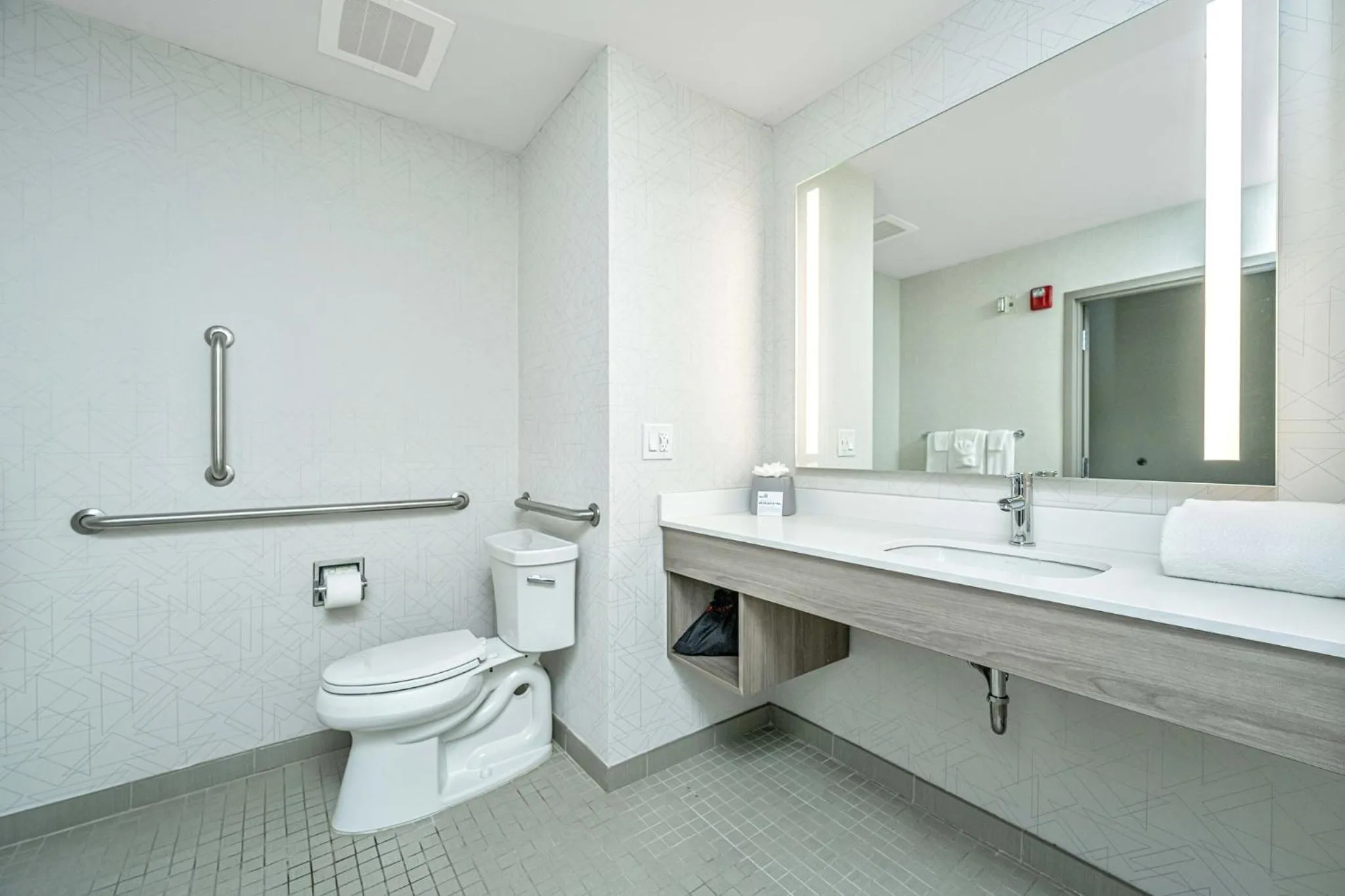 Bathroom in Holiday Inn Express & Suites Charleston Arpt-Conv Ctr Area by IHG