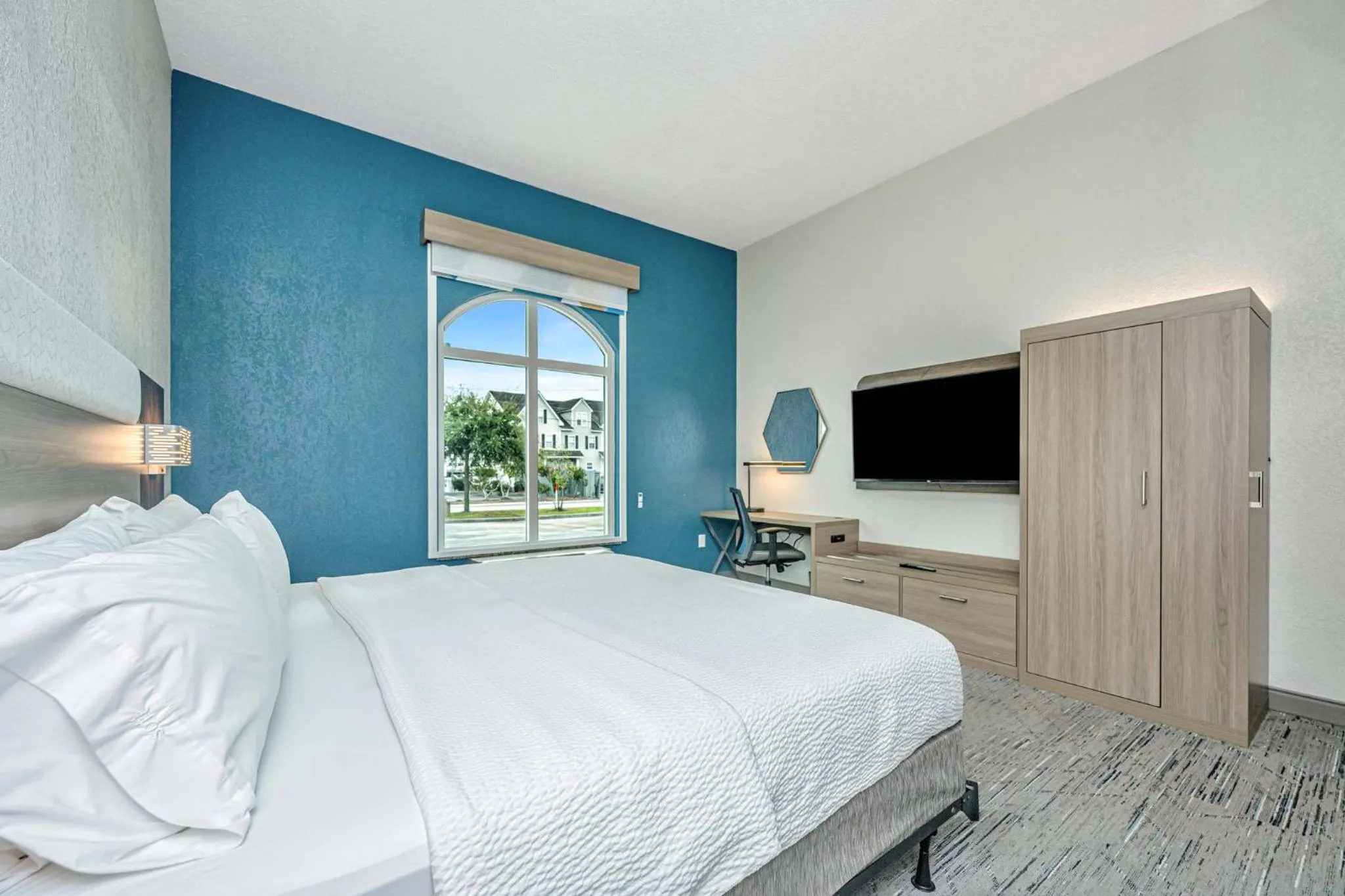 Photo of the whole room, Bed in Holiday Inn Express & Suites Charleston Arpt-Conv Ctr Area by IHG