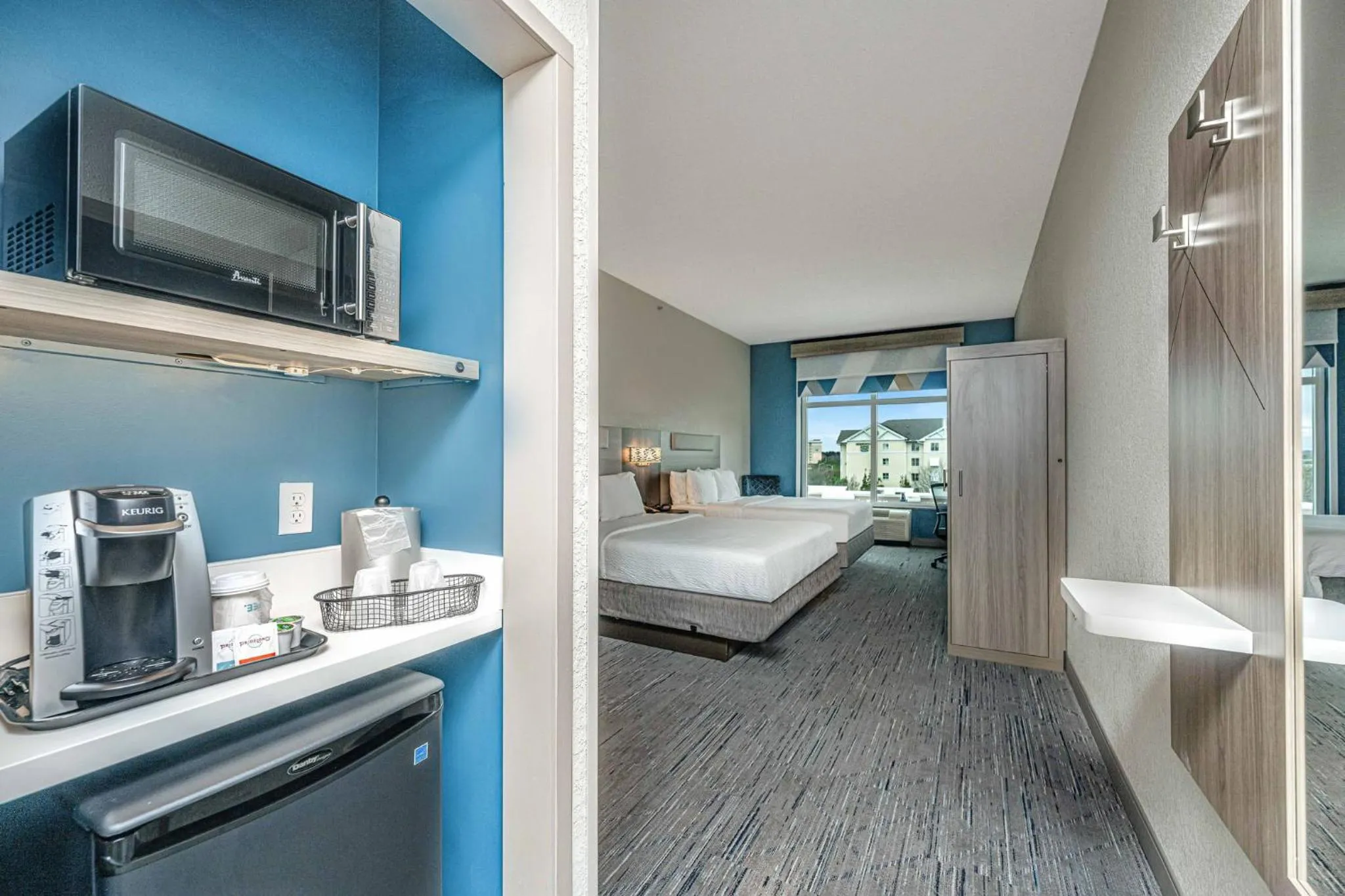 Photo of the whole room, Bed in Holiday Inn Express & Suites Charleston Arpt-Conv Ctr Area by IHG