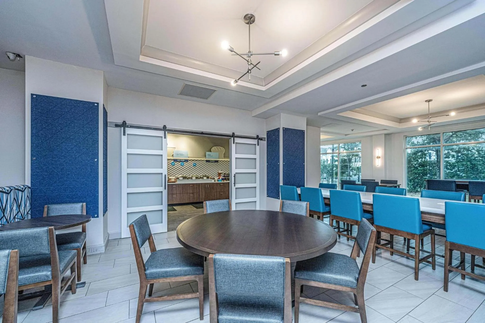 Restaurant/places to eat in Holiday Inn Express & Suites Charleston Arpt-Conv Ctr Area by IHG