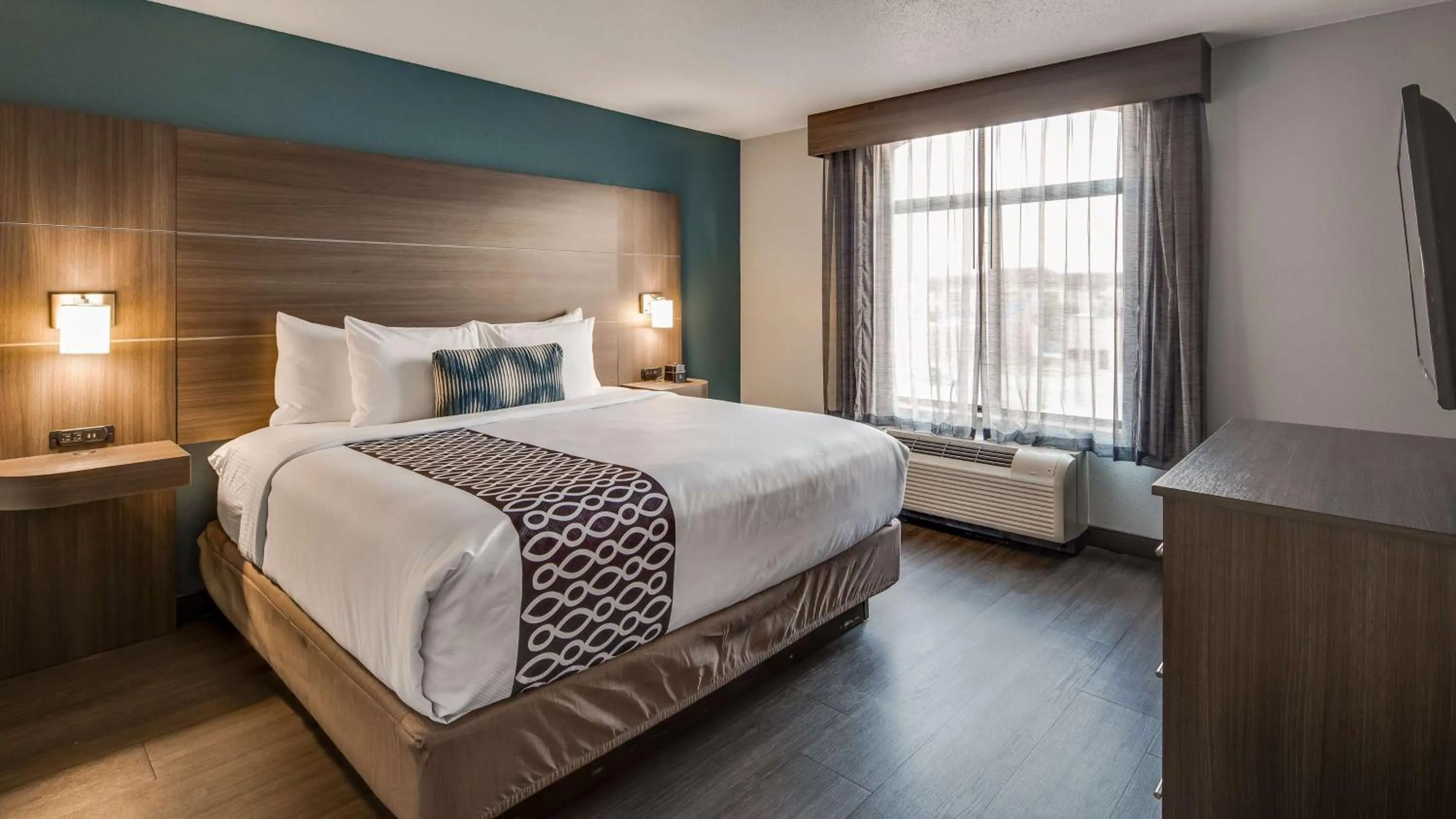 Photo of the whole room, Bed in Best Western Plus Champaign/Urbana Inn