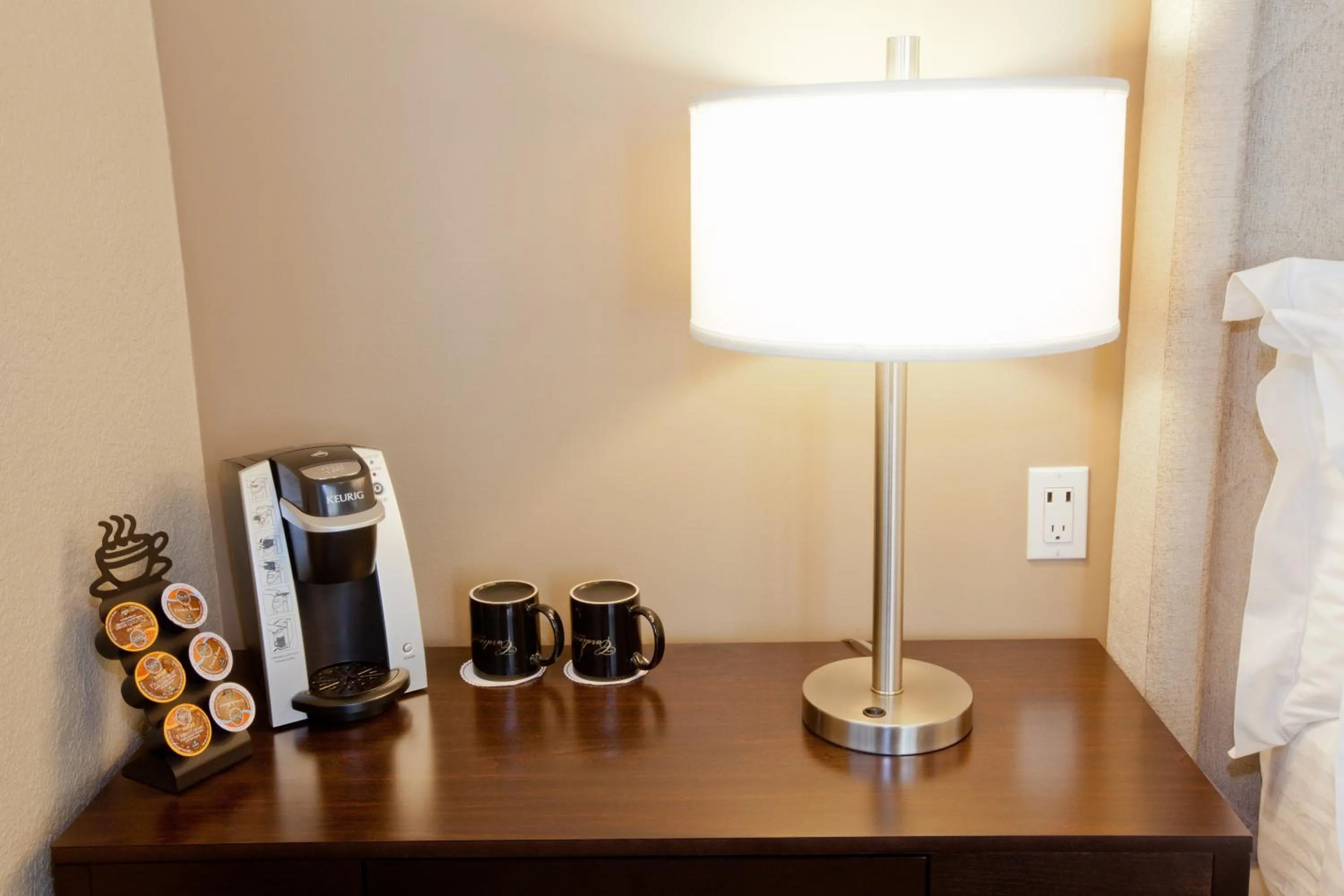 Coffee/tea facilities, Bed in Cardinal Hotel