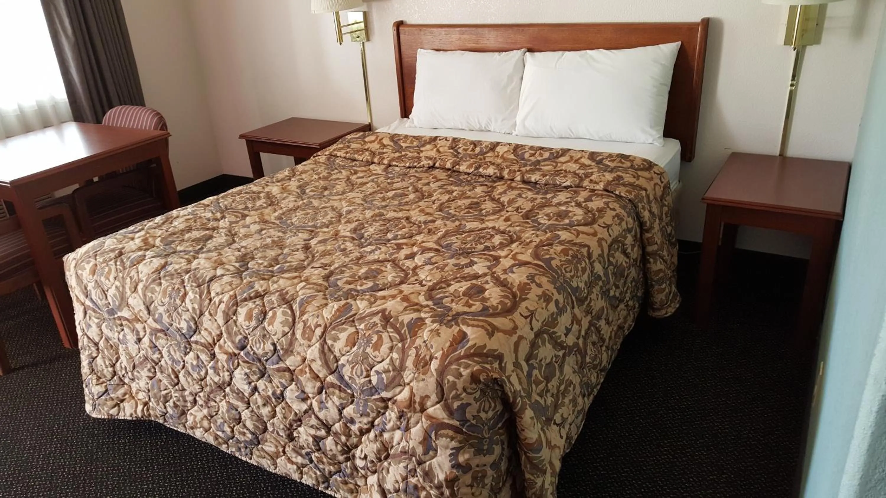 Bed in Valley Inn - Lebanon Oregon