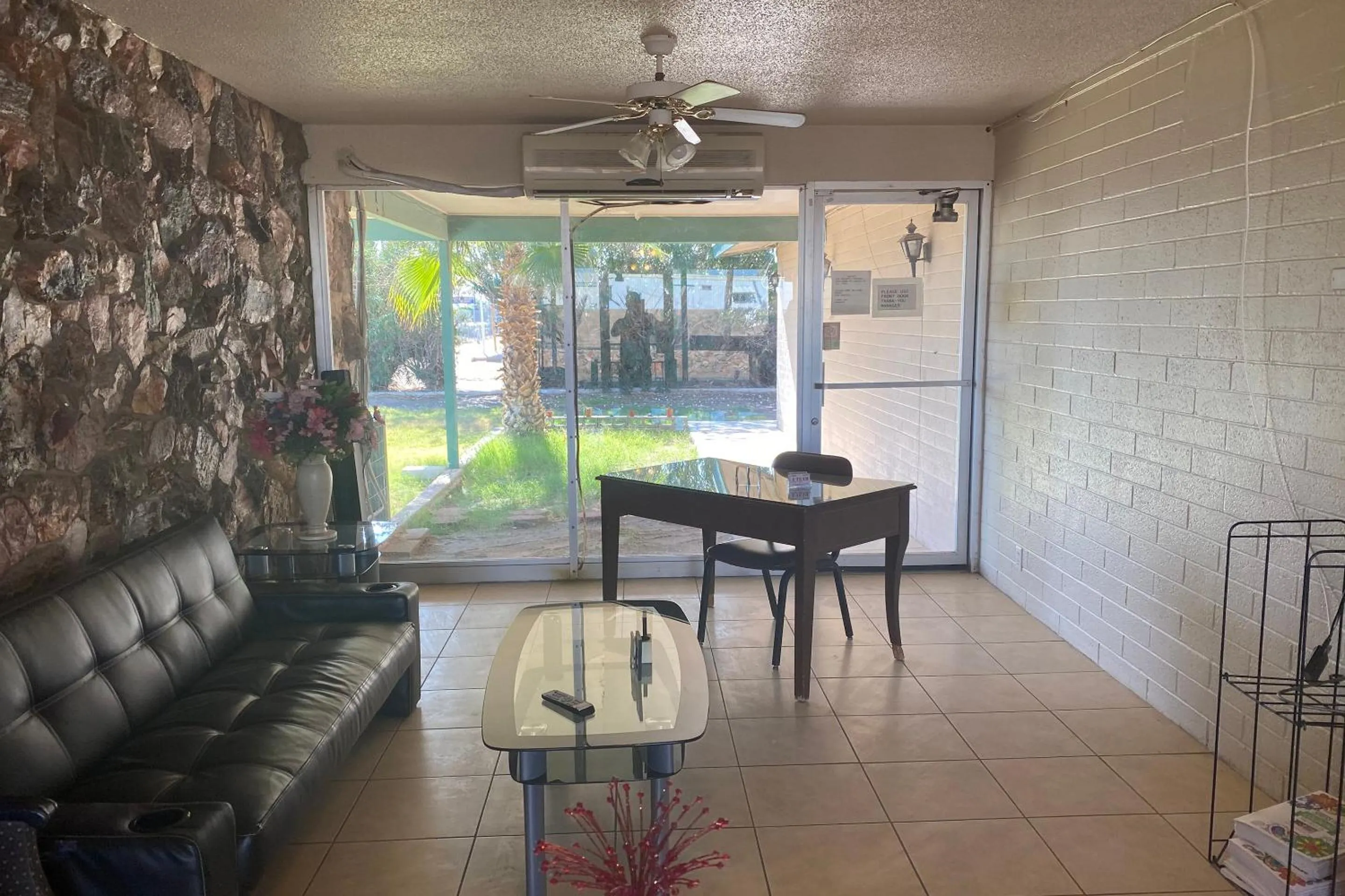 Lobby or reception in OYO Hotel Yuma AZ Desert Grove