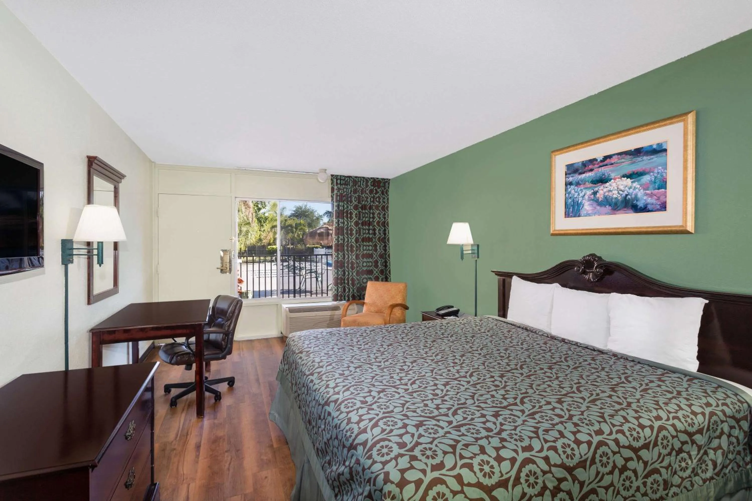 Photo of the whole room, Bed in Travelodge by Wyndham Fort Myers North