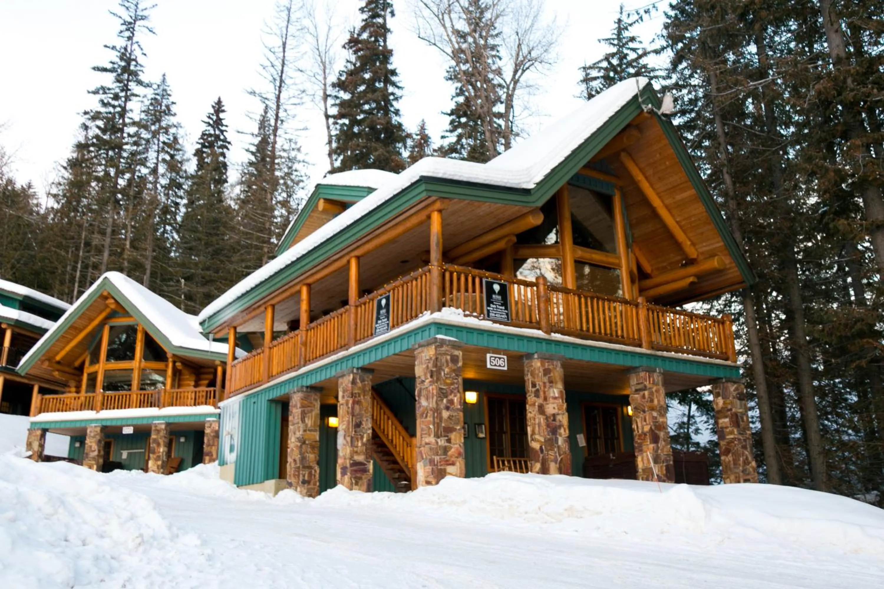 Facade/entrance in Snow Creek Cabins by Fernie Lodging Co