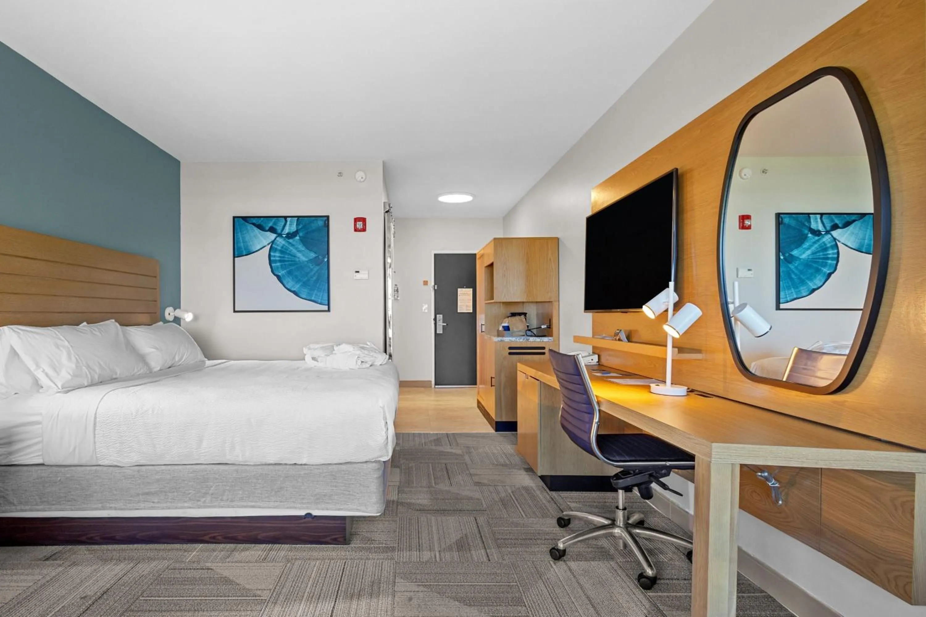 Photo of the whole room, Bed in Four Points by Sheraton Punta Gorda Harborside