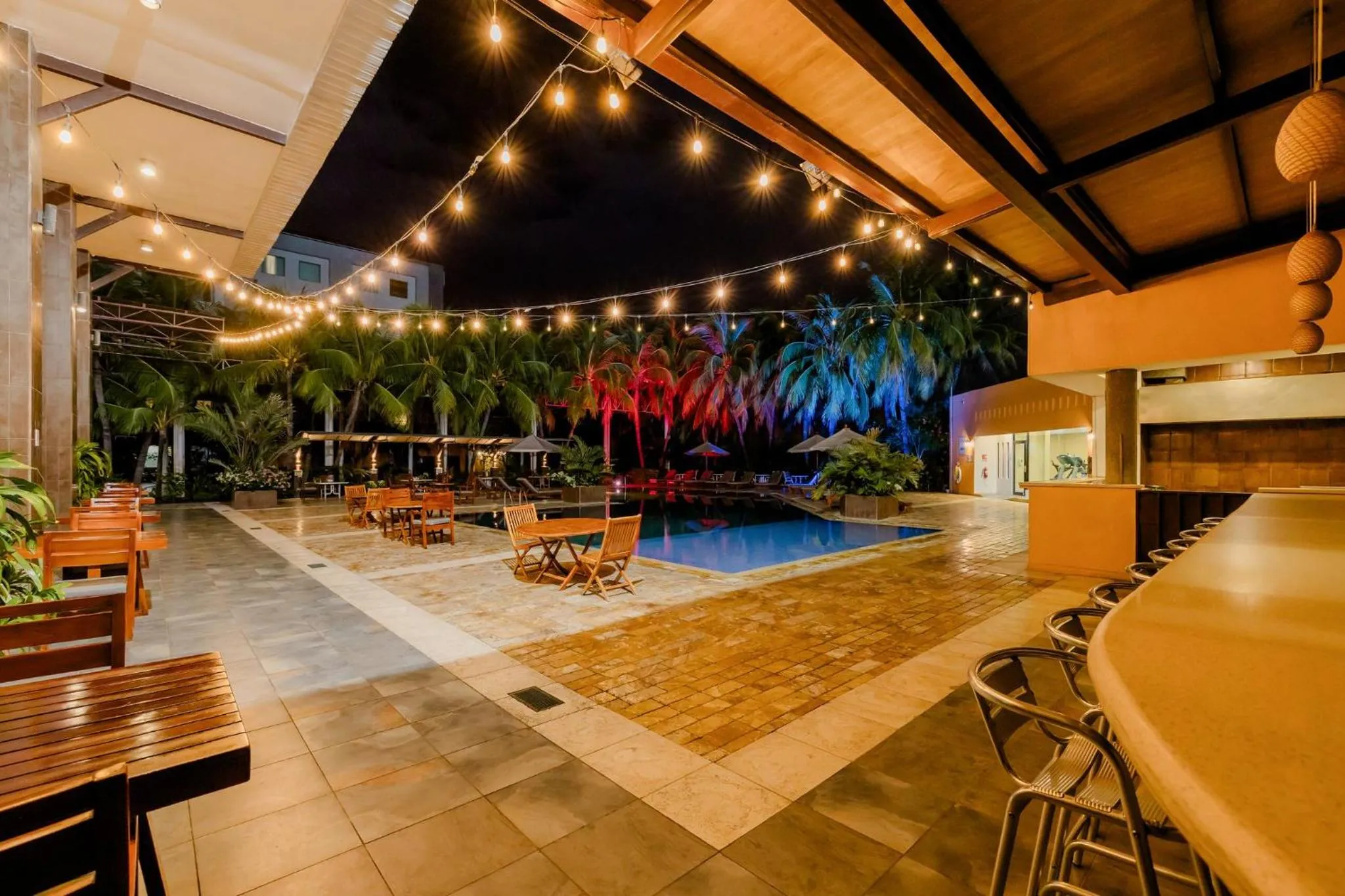 Lounge or bar in Holiday Inn Convention Center by IHG