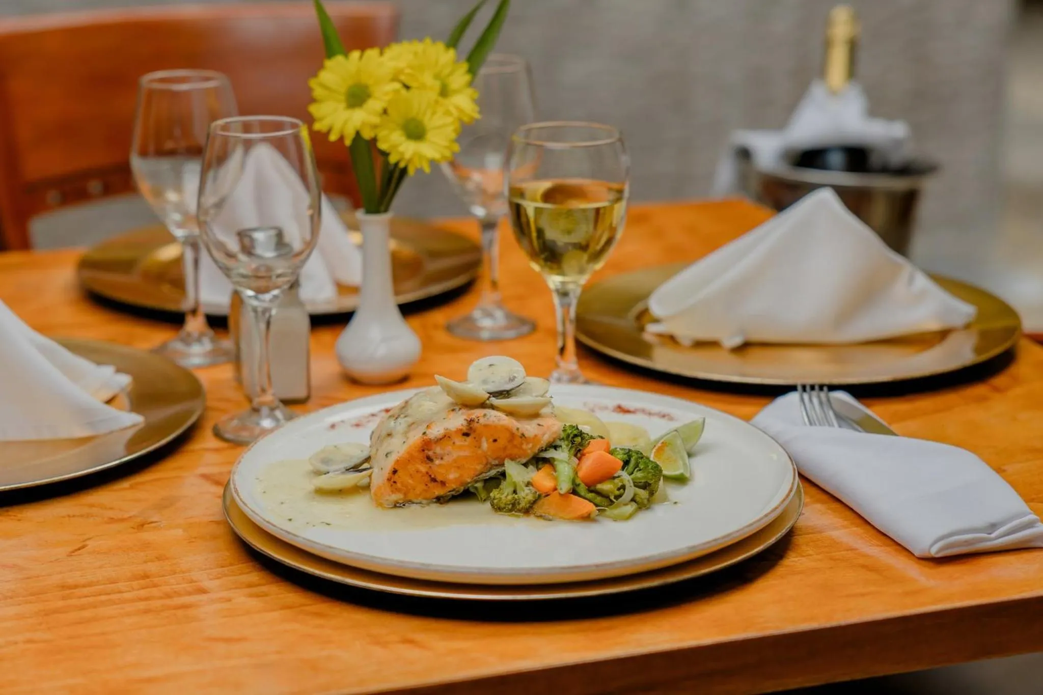 Restaurant/places to eat in Holiday Inn Convention Center by IHG