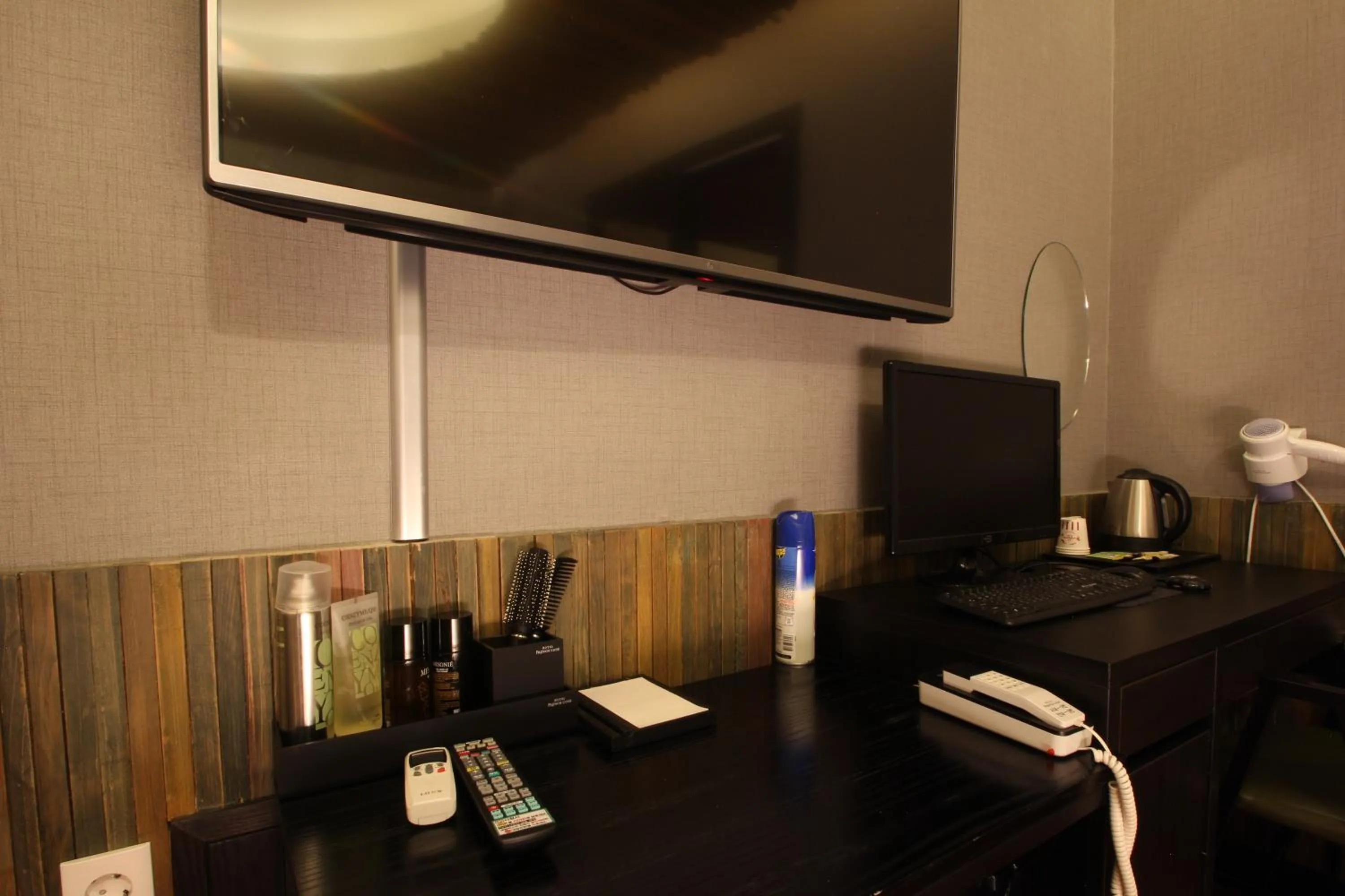 TV/Entertainment Center in French code Hotel