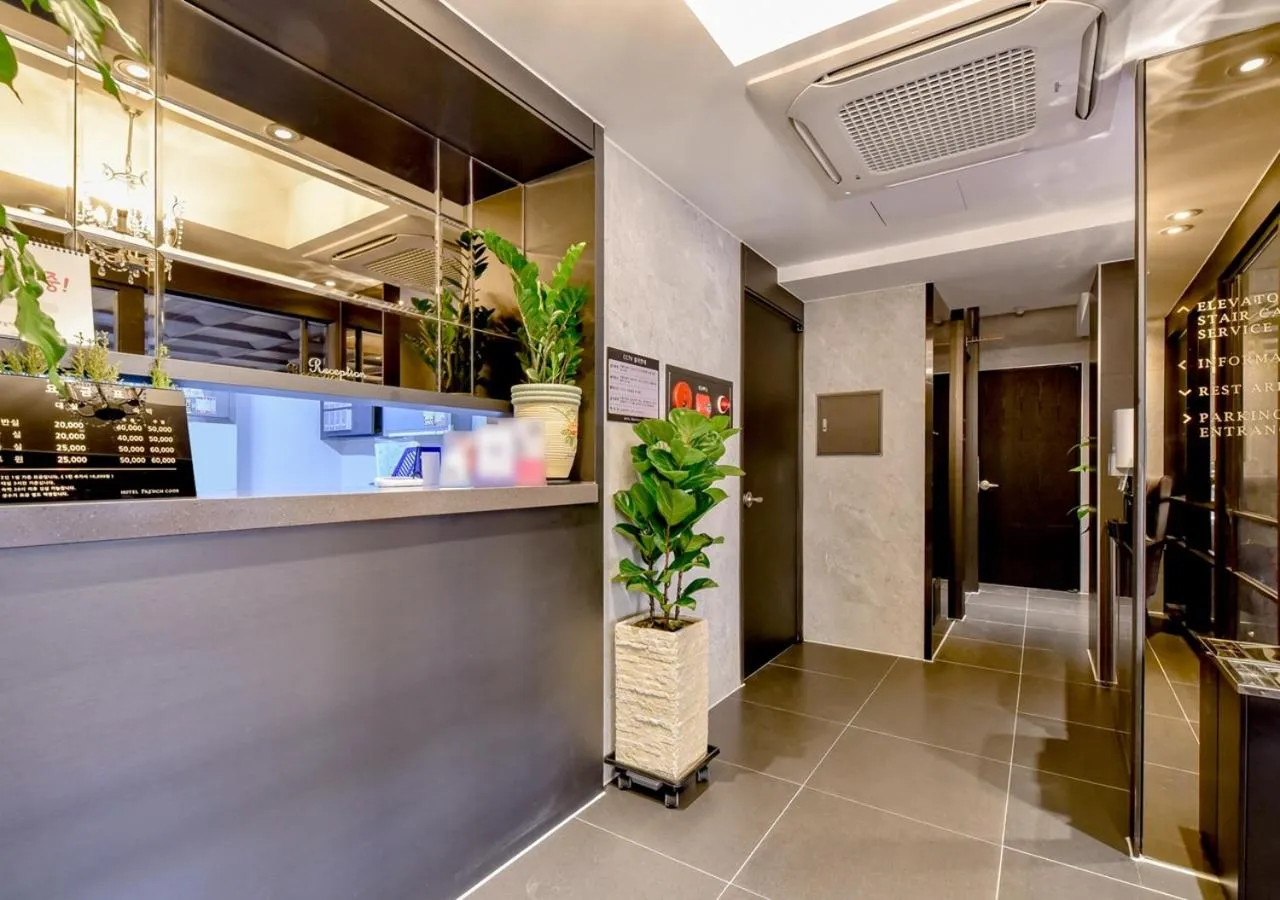 Living room, Lobby/Reception in French code Hotel