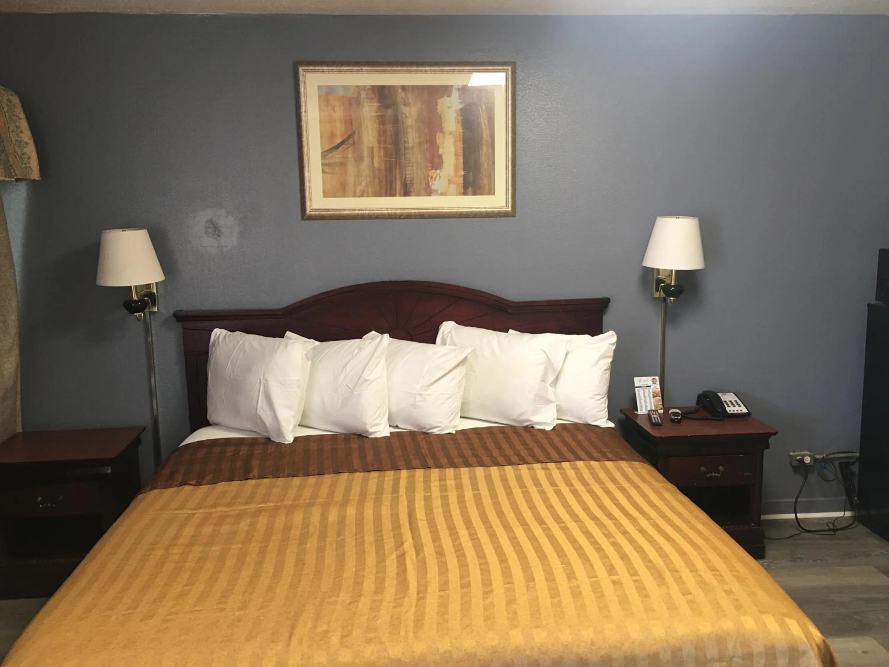 Bed in Garden Inn & Suites New Braunfels