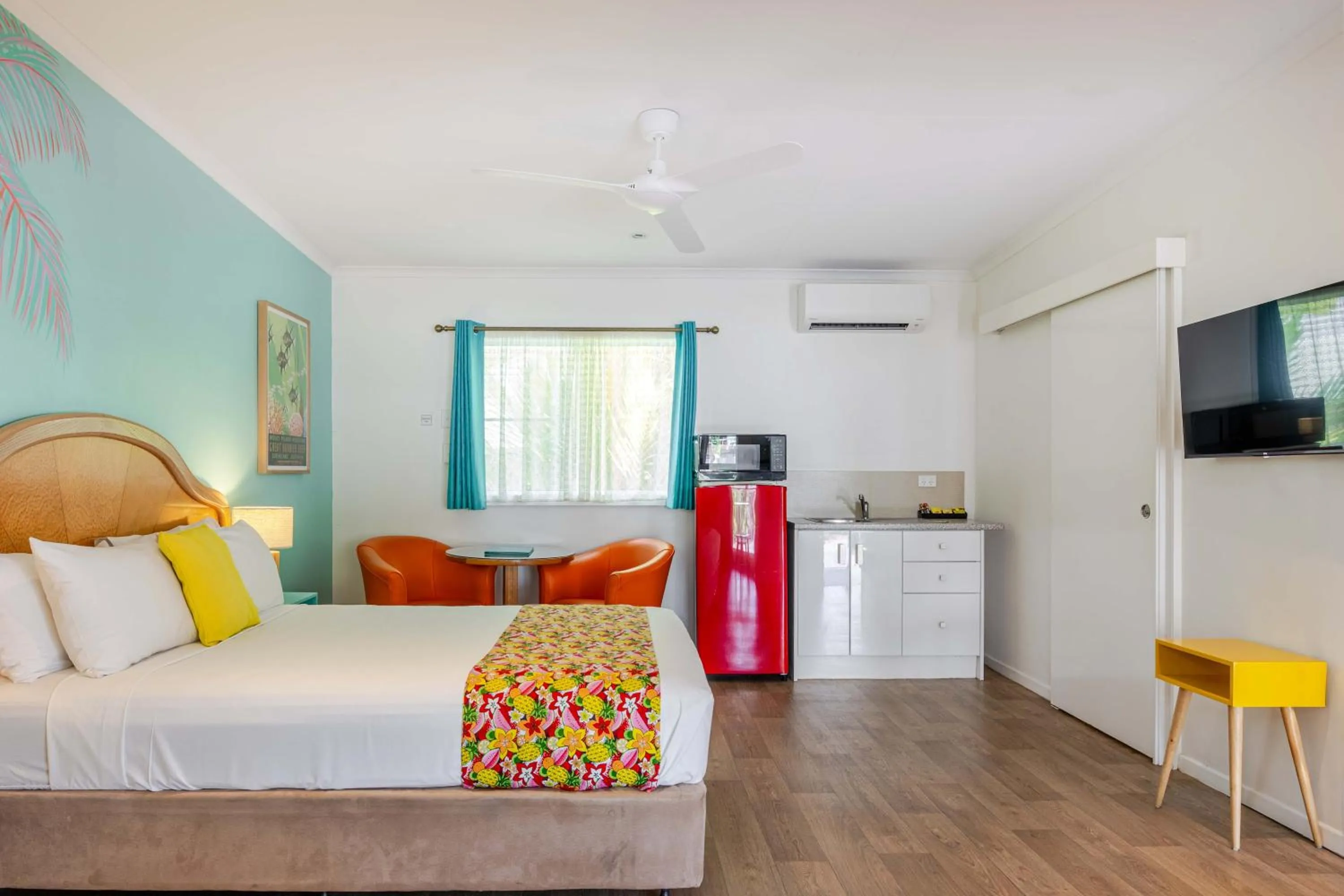 Photo of the whole room, Bed in Port Douglas Motel