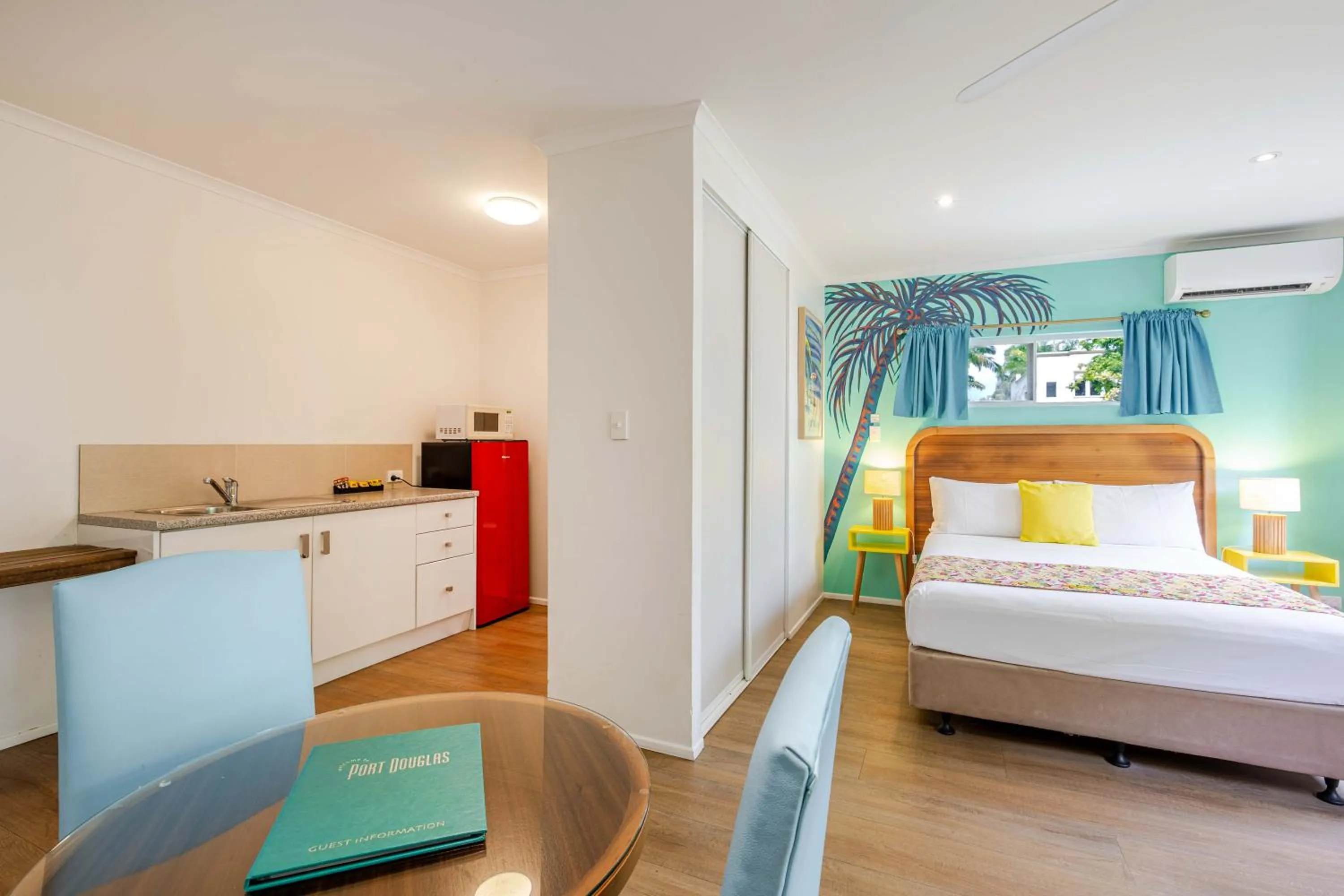 Photo of the whole room, Bed in Port Douglas Motel