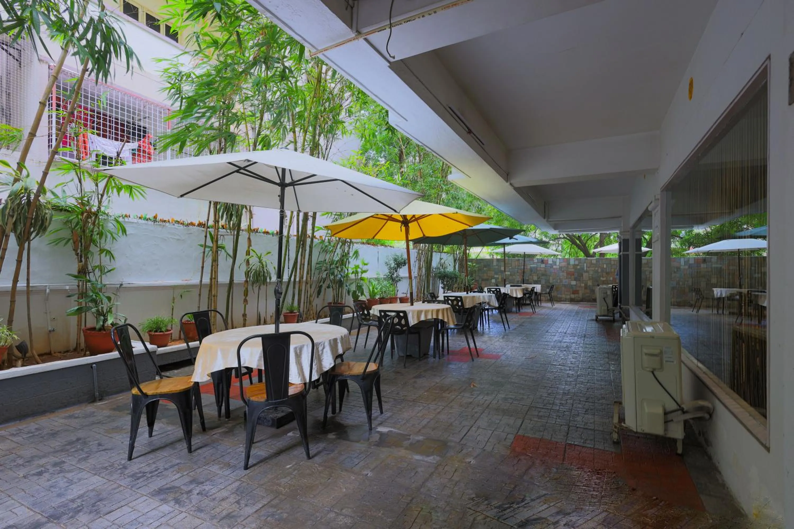 Restaurant/places to eat in Hotel Athome & Serviced Apartments by Deccan Serai Hotels