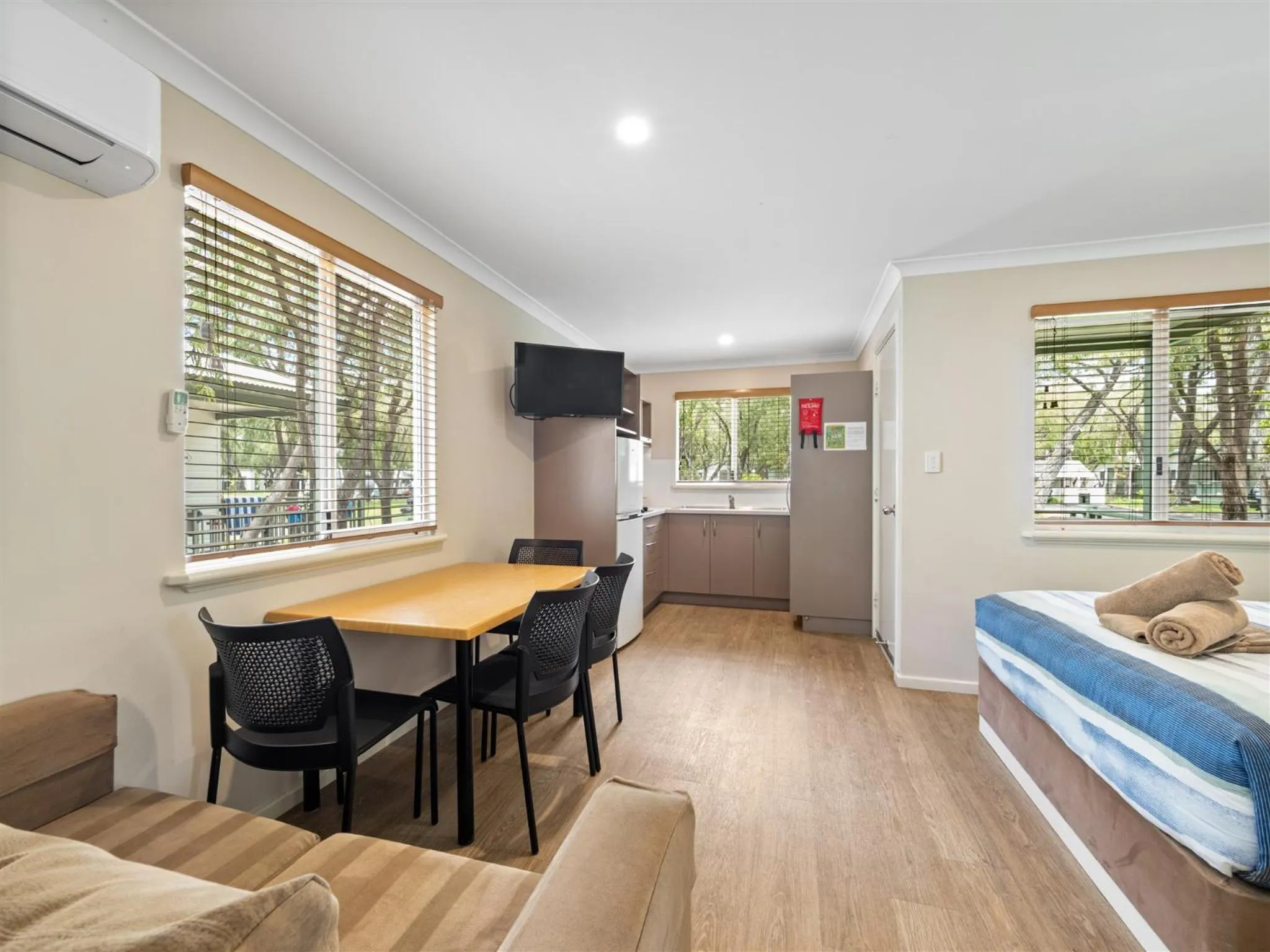 Dining area, Bed in Mandalay Holiday Resort and Tourist Park