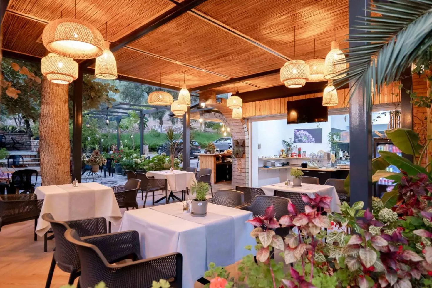 Restaurant/places to eat in Villa Green Garden