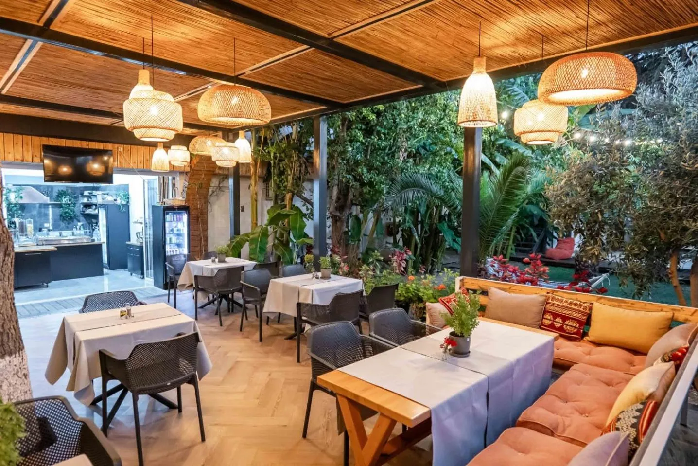 Restaurant/places to eat in Villa Green Garden