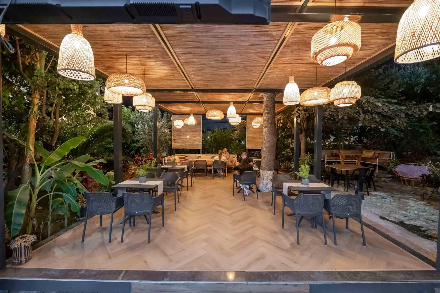 Restaurant/places to eat in Villa Green Garden