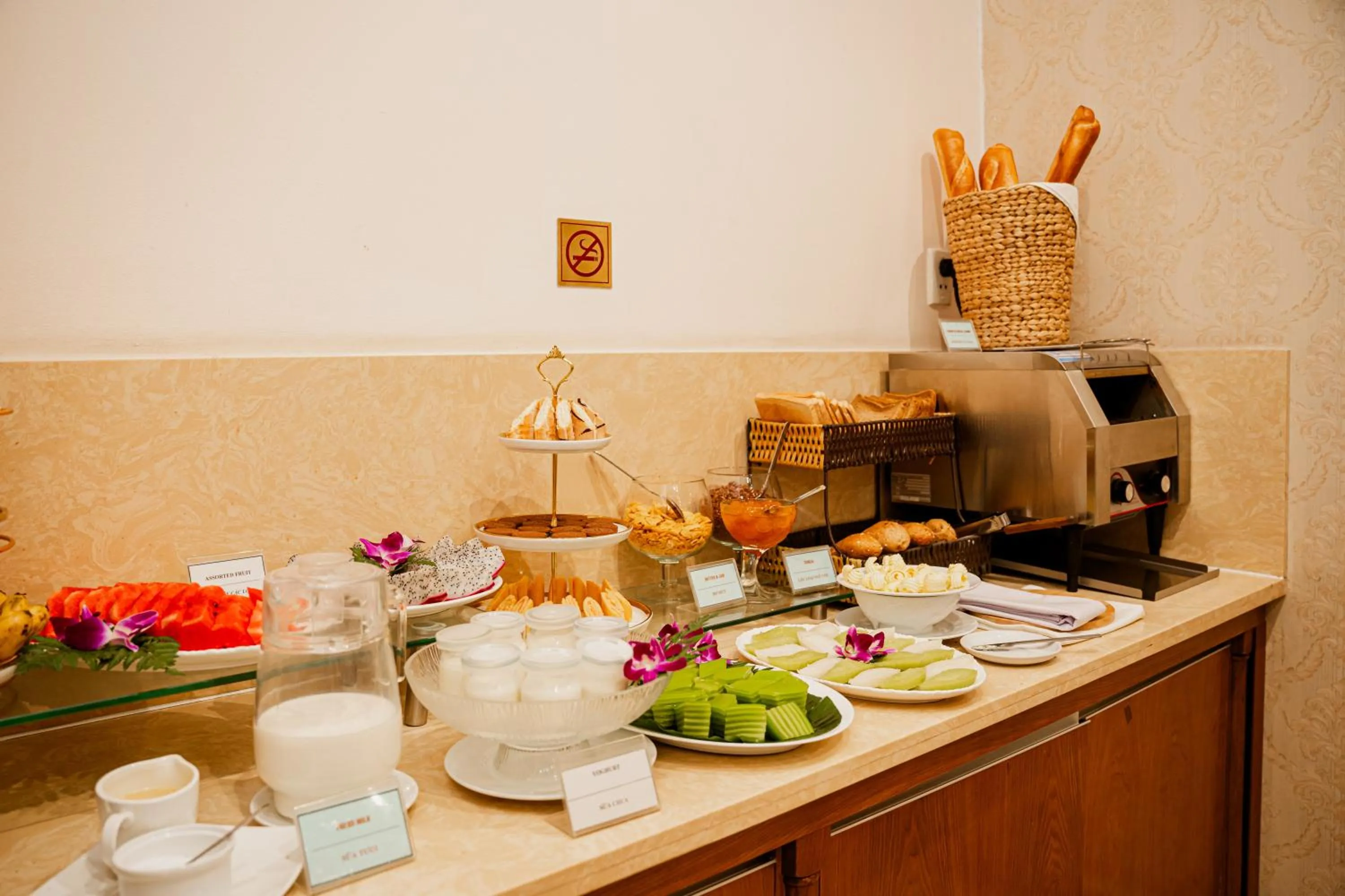 Restaurant/places to eat in Cap Town Hotel