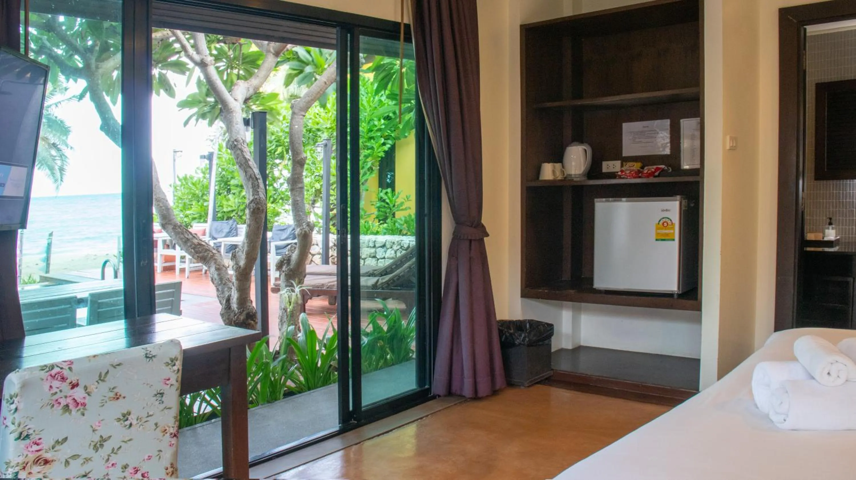 Pool view, Bed in Chidlom Resort