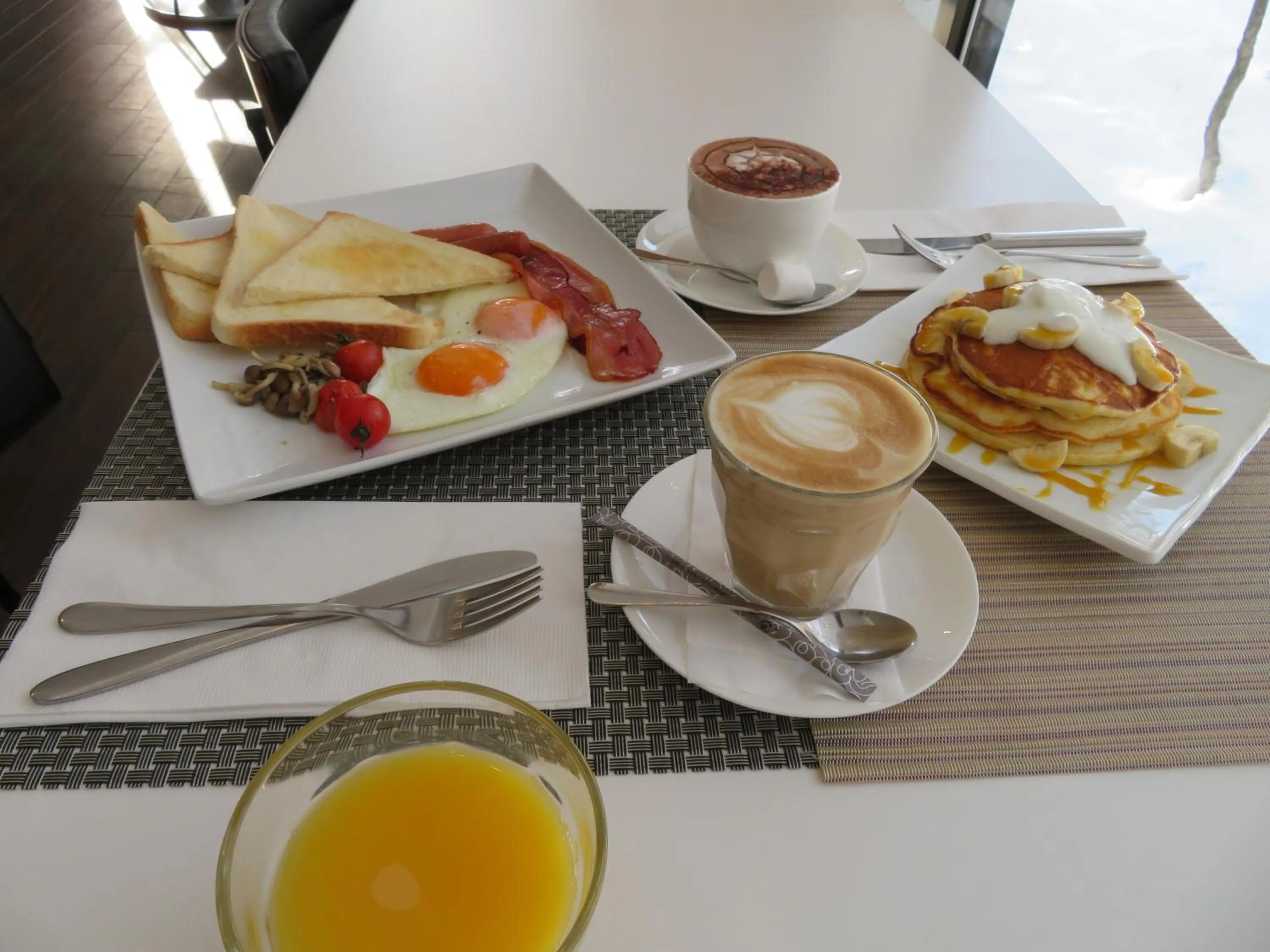 Restaurant/places to eat in White Horse Hotel