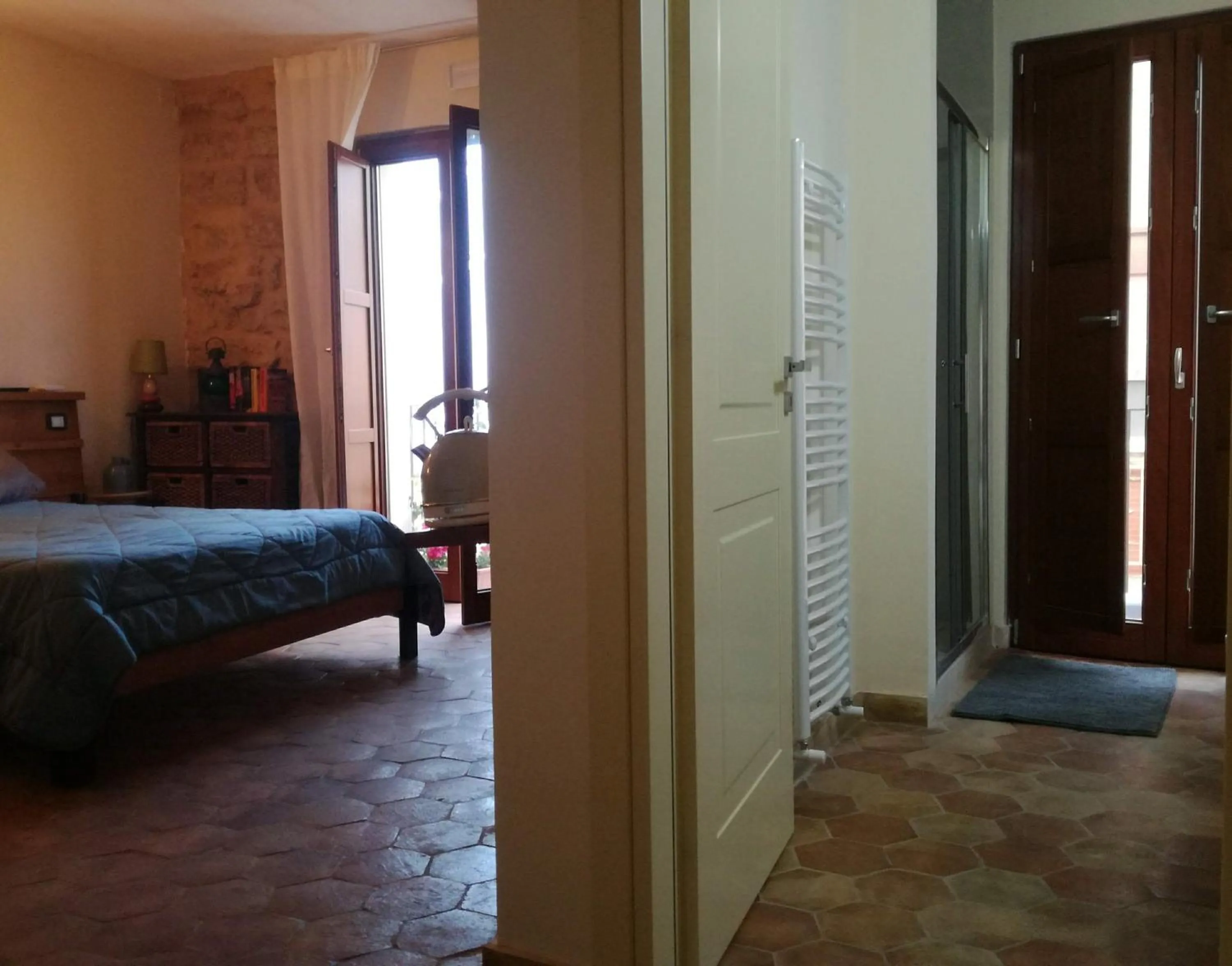 Bathroom, Bed in Aljama - Downtown B&B