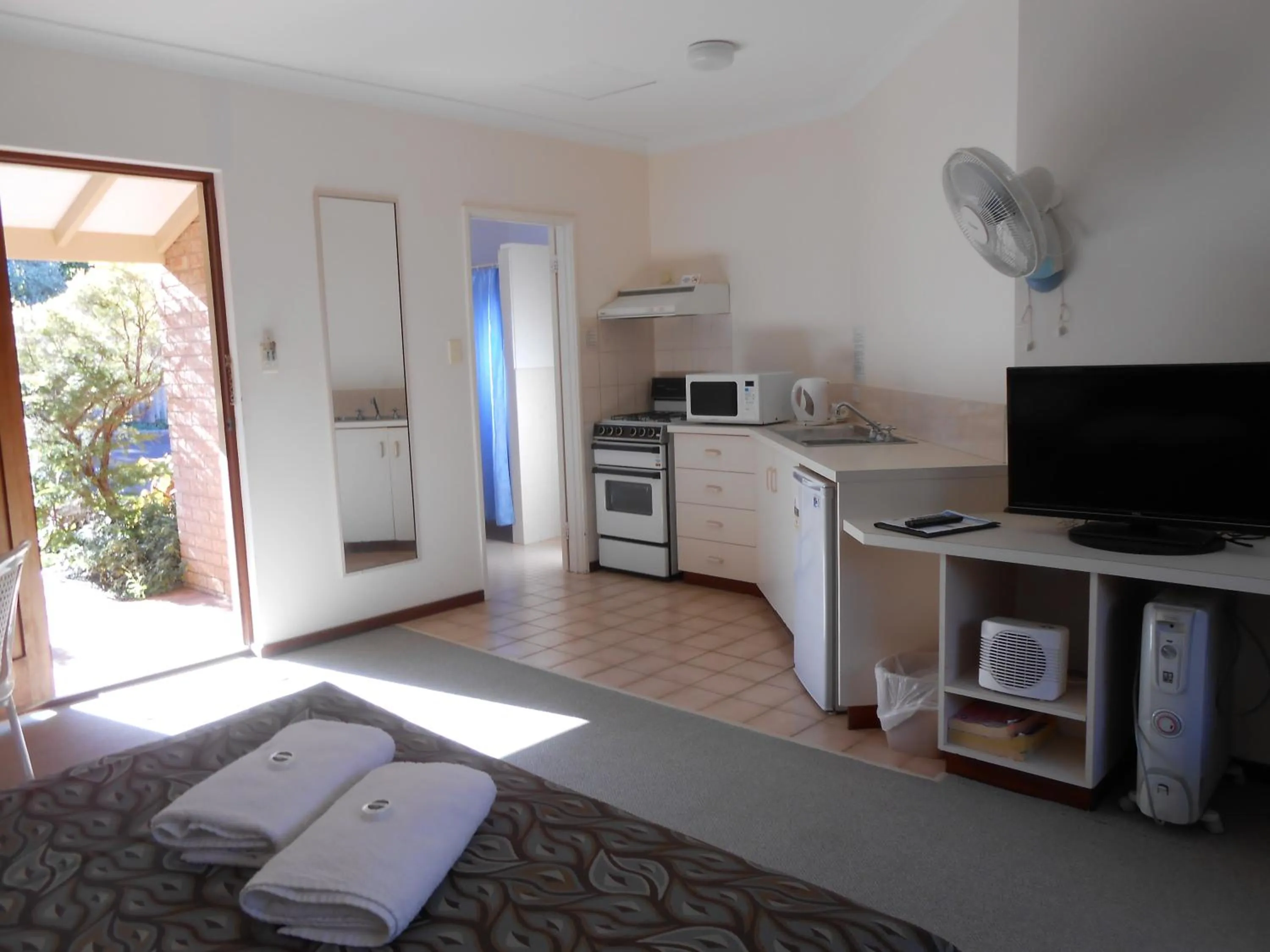 Kitchen or kitchenette in Augusta's Georgiana Molloy Motel