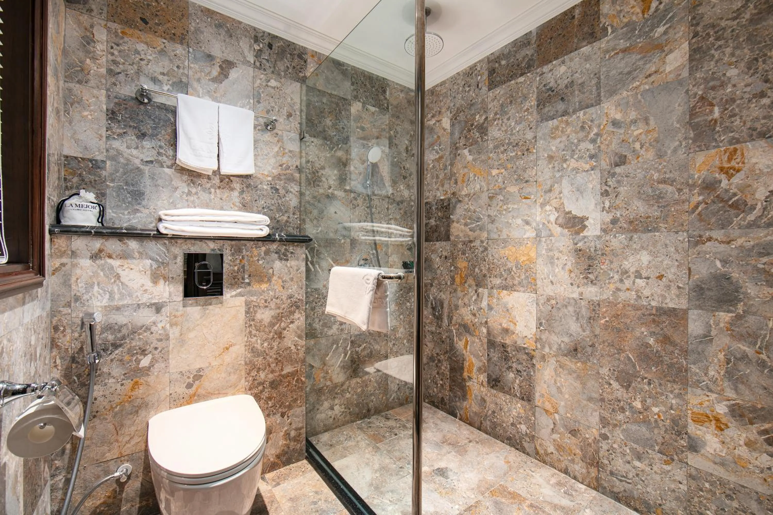 Toilet in La Mejor Hotel & Sky Bar