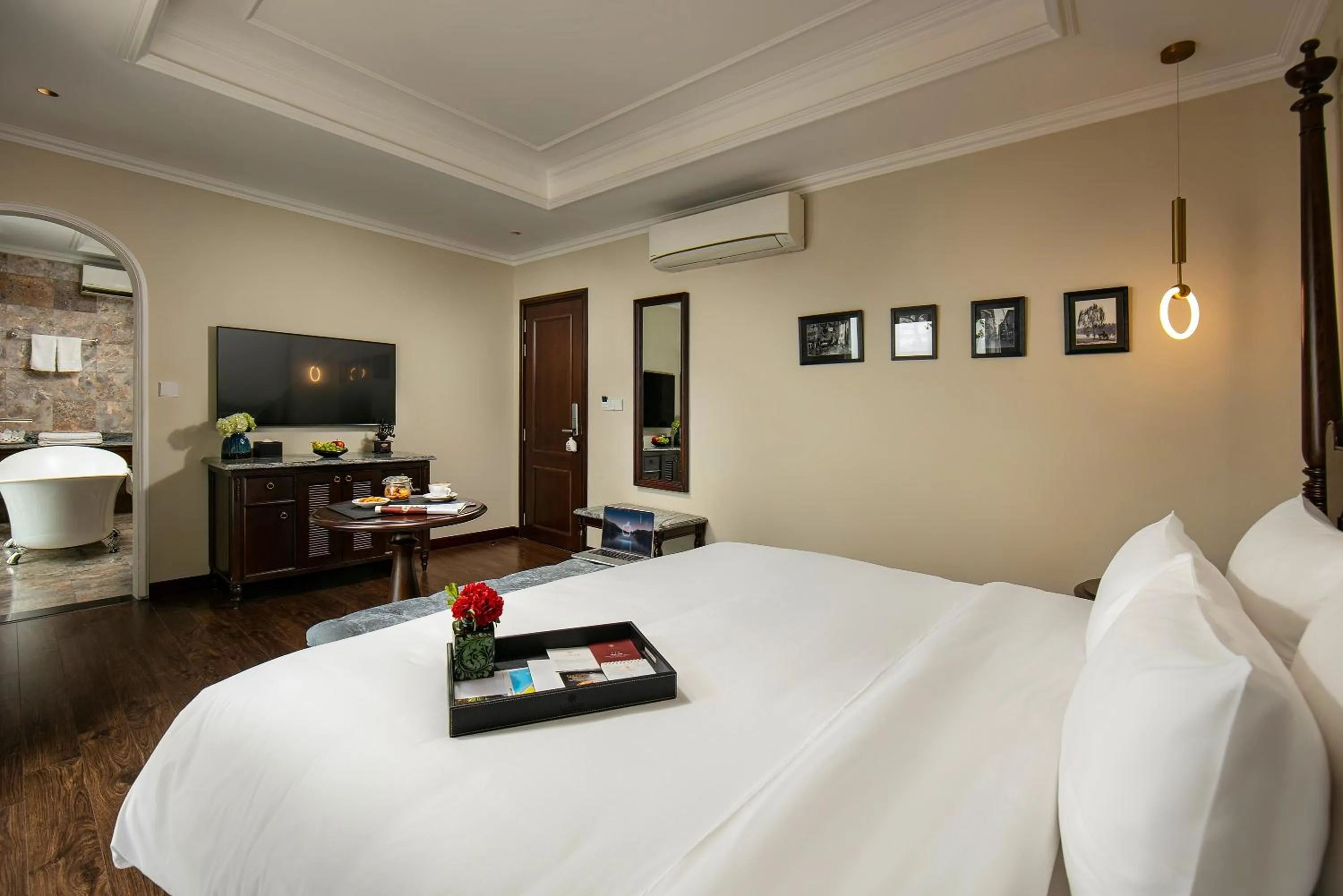 Bedroom, Bed in La Mejor Hotel & Sky Bar