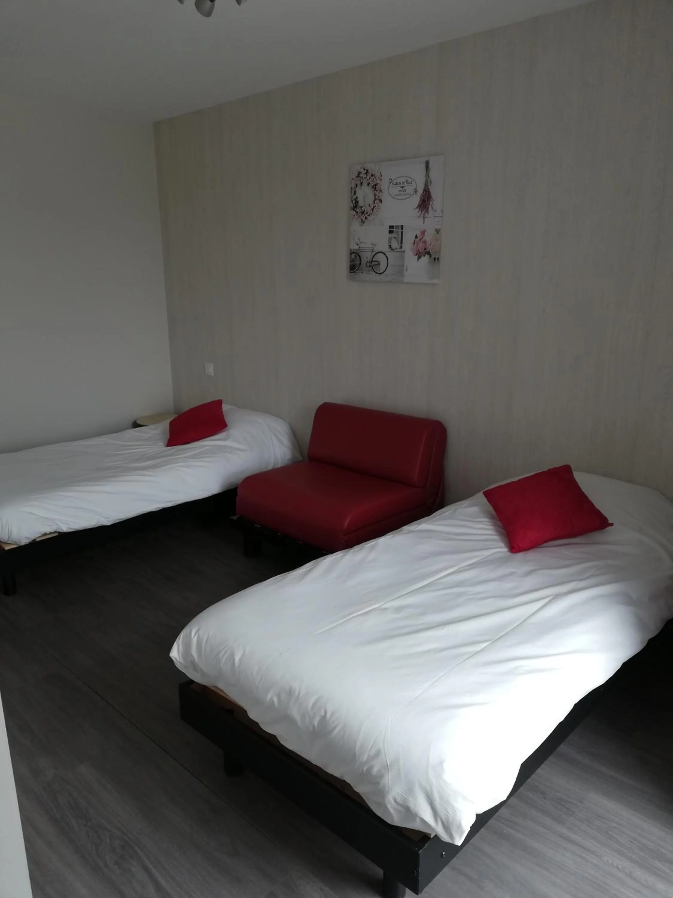 Quadruple Room in Hôtel-restaurant Les Colonnades