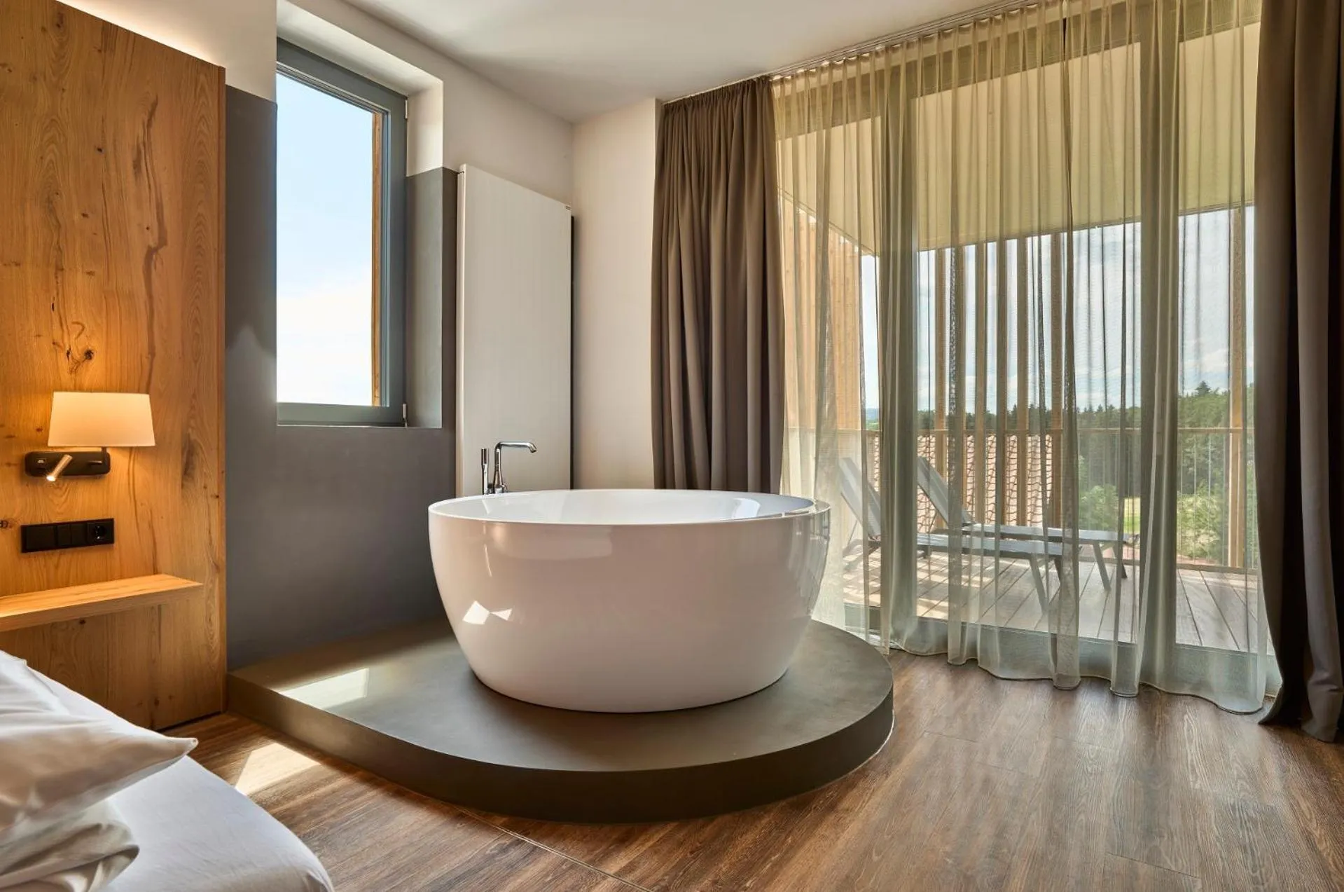 Swimming pool, Bed in Familotel Schreinerhof