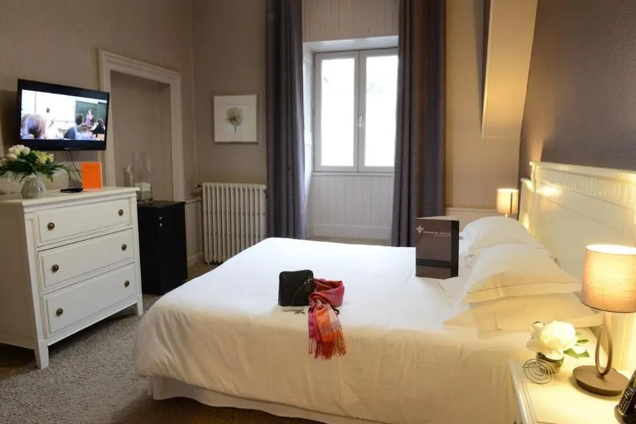 Photo of the whole room, Bed in Domaine de Joinville