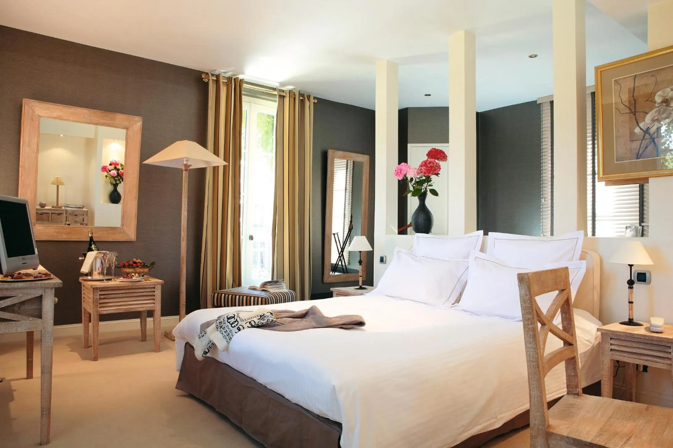 Photo of the whole room, Bed in Domaine de Joinville