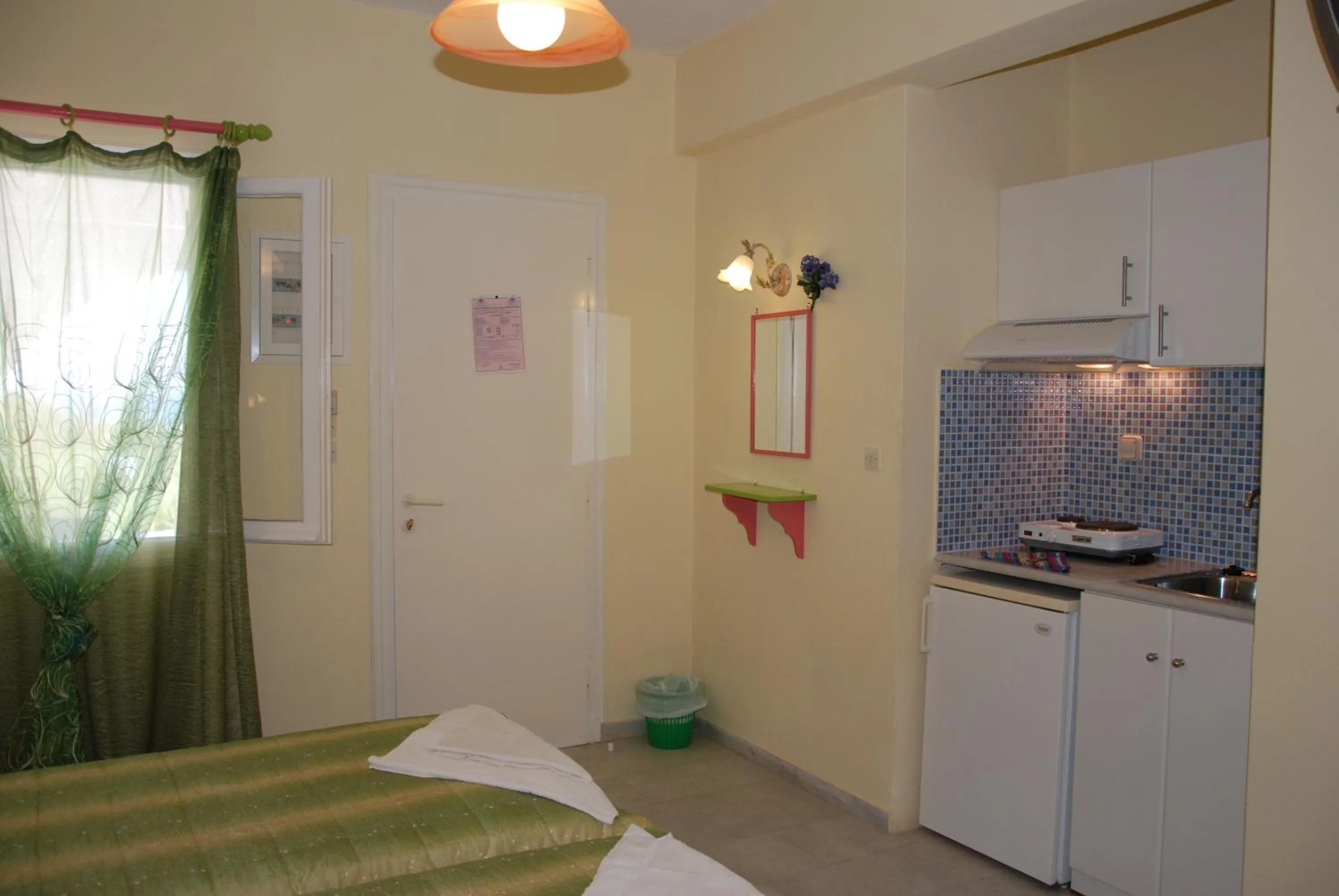 Kitchen or kitchenette, Bed in Koulas Pension - Red Lake